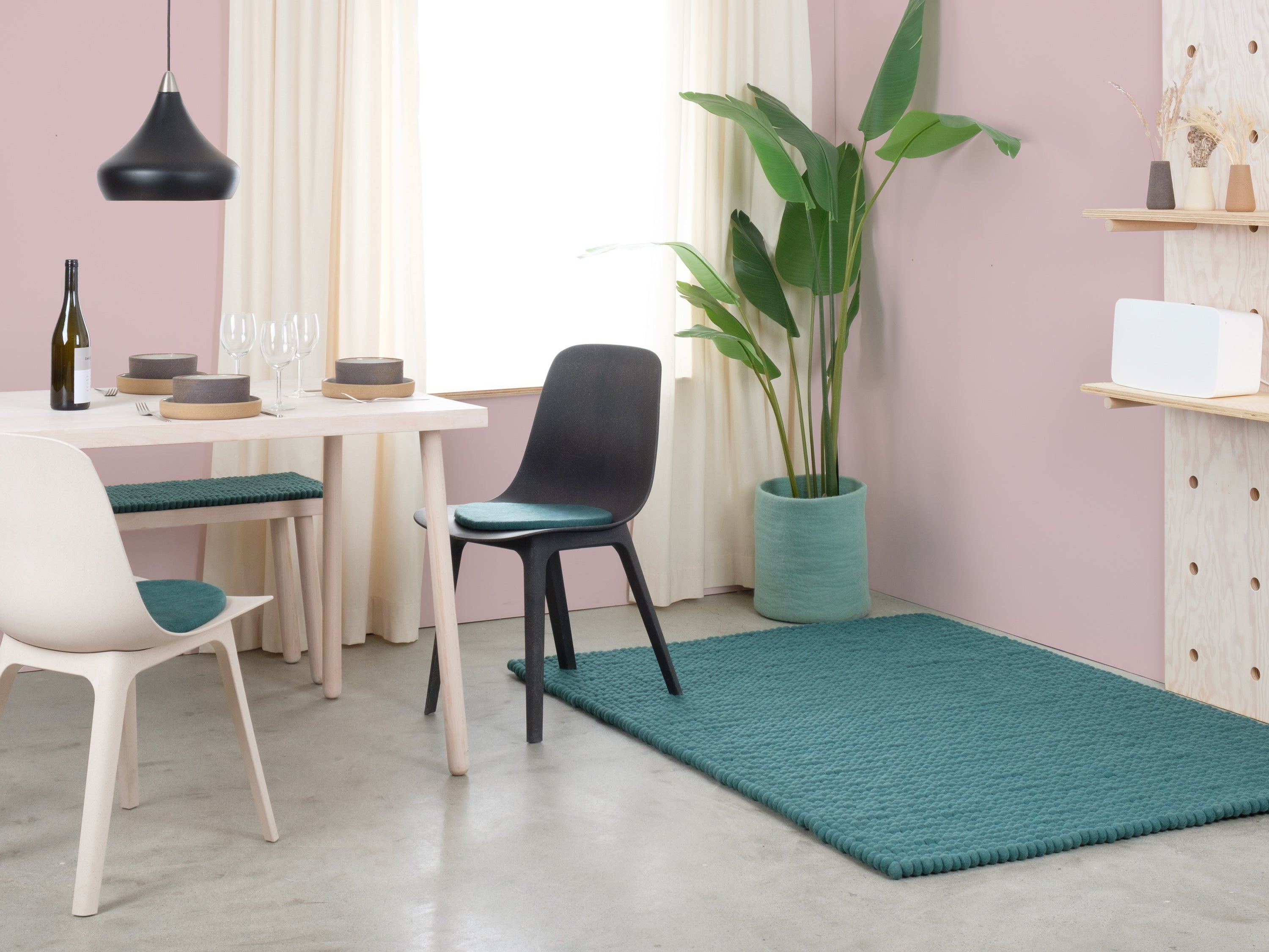 myfelt Noah Filzkugelteppich Blau, Rot aus Schurwolle – Bild 4