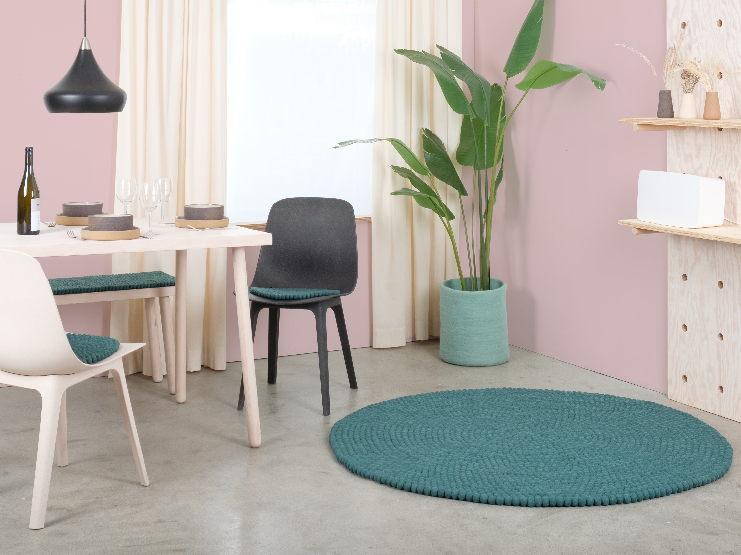 myfelt Noah Filzkugelteppich Blau, Rot aus Schurwolle – Bild 5