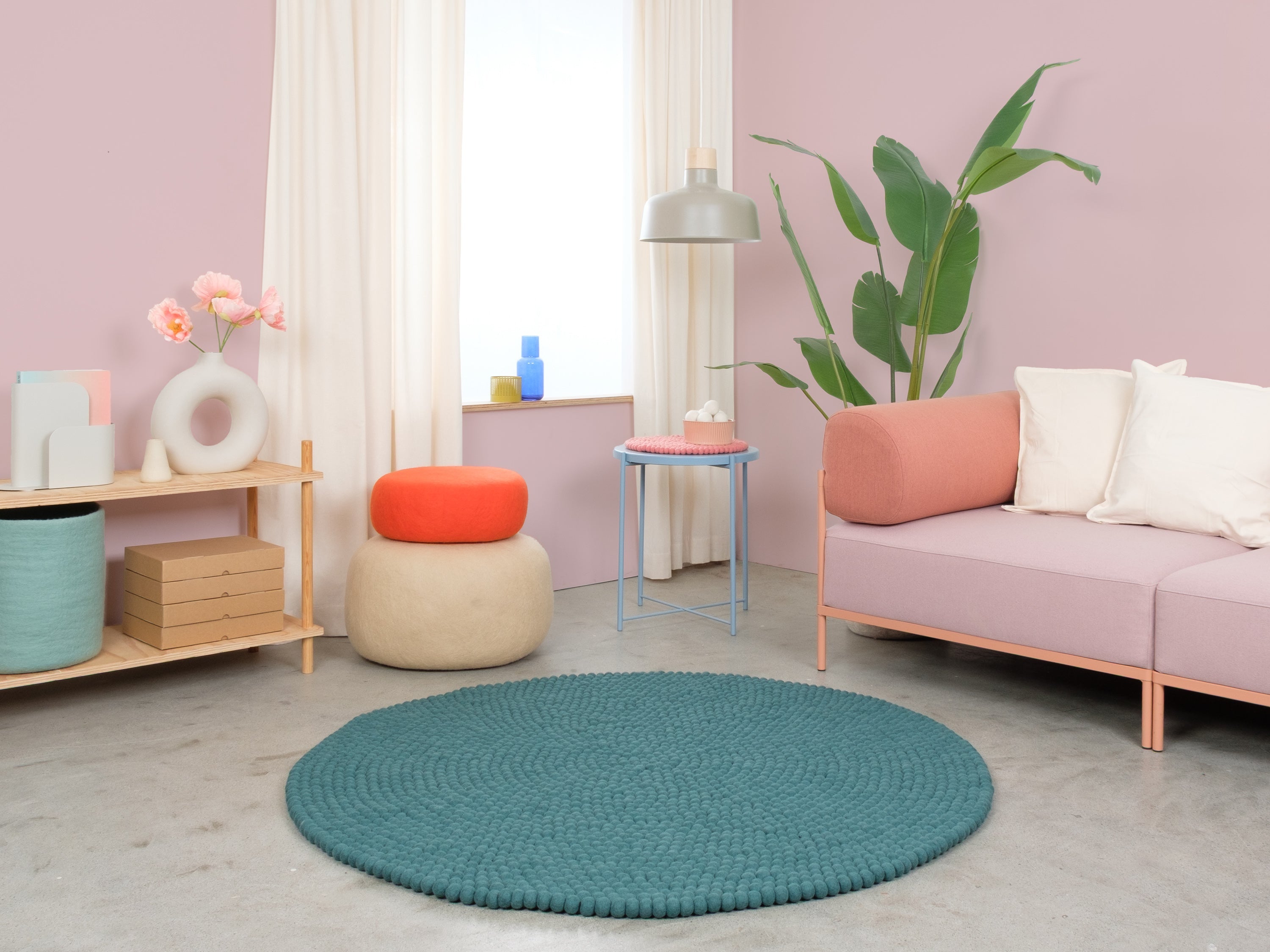 myfelt Noah Filzkugelteppich Blau, Rot aus Schurwolle – Bild 3