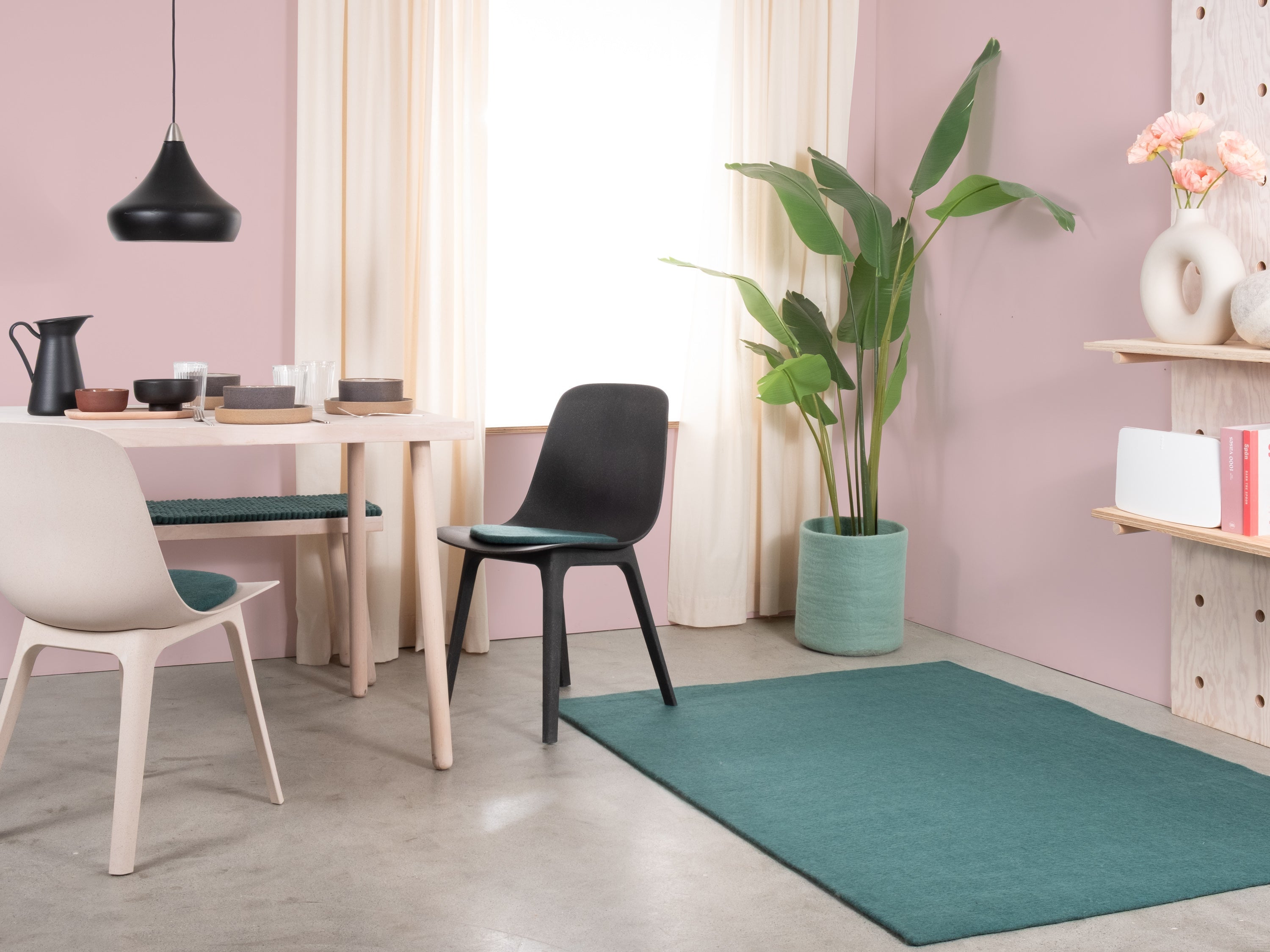 myfelt Noah Filzkugelteppich Blau, Rot aus Schurwolle – Bild 3