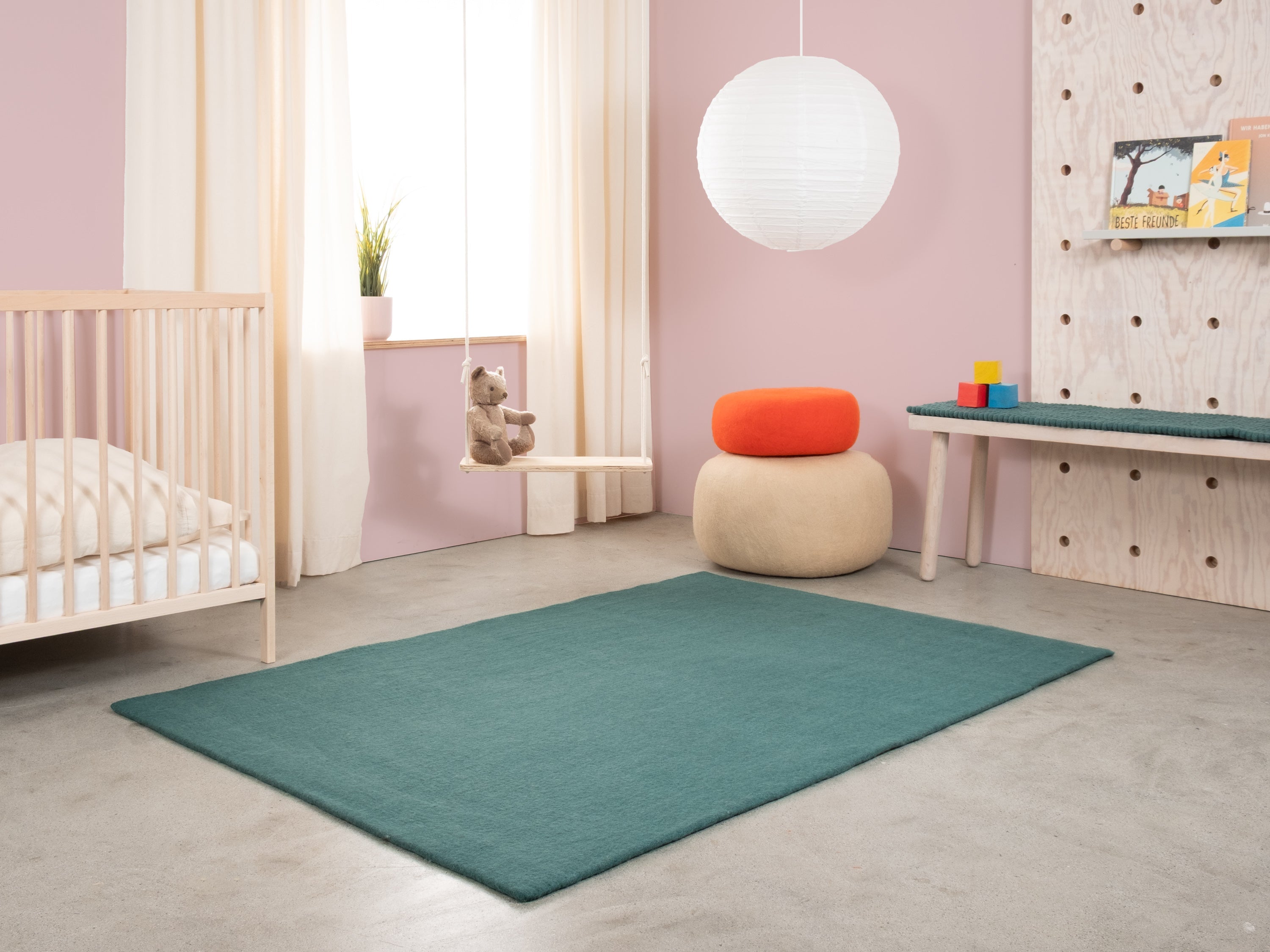 myfelt Noah Filzkugelteppich Blau, Rot aus Schurwolle – Bild 4