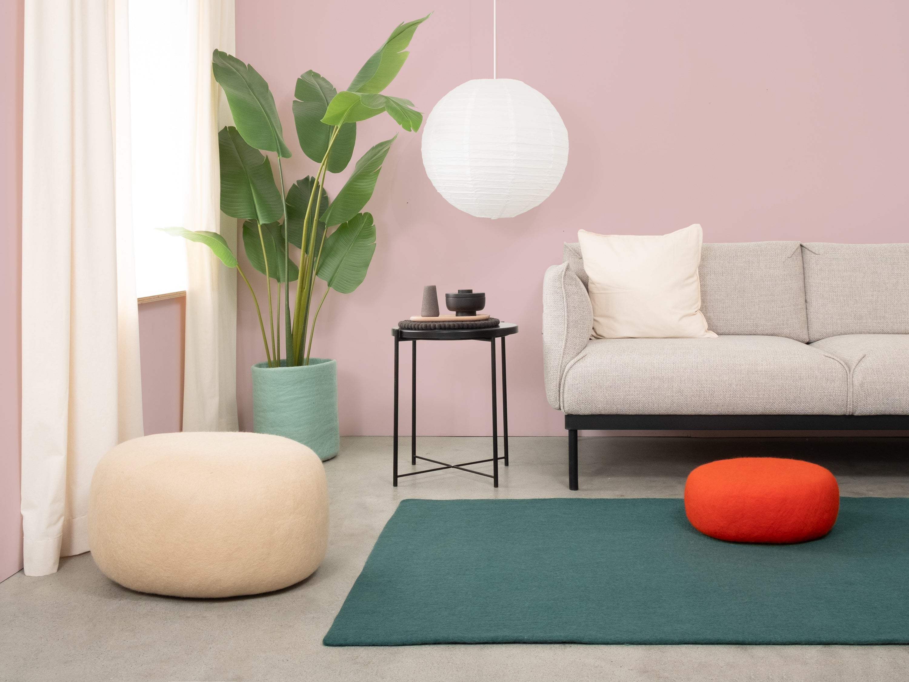 myfelt Noah Filzkugelteppich Blau, Rot aus Schurwolle – Bild 2