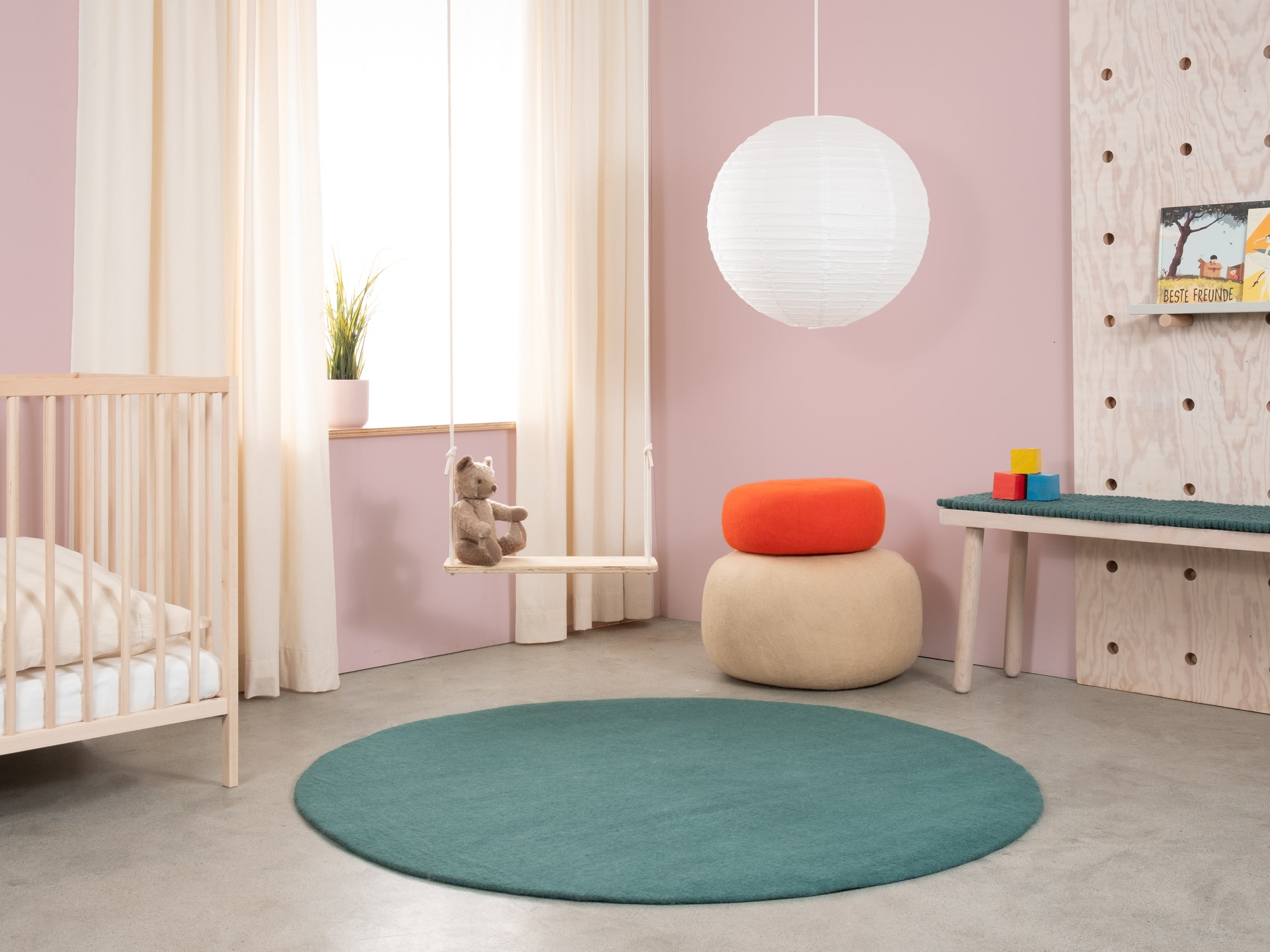 myfelt Noah Filzkugelteppich Blau, Rot aus Schurwolle – Bild 3