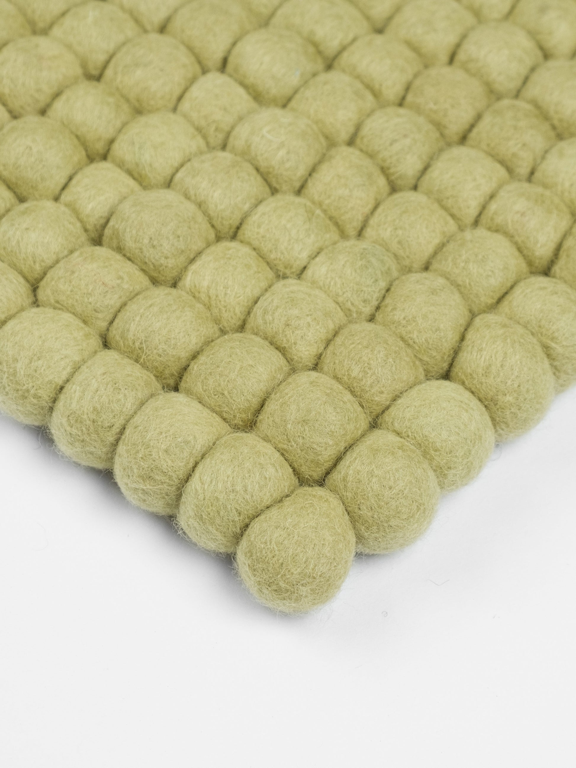 myfelt Pitt Filzkugelteppich Grün aus Schurwolle – Bild 9