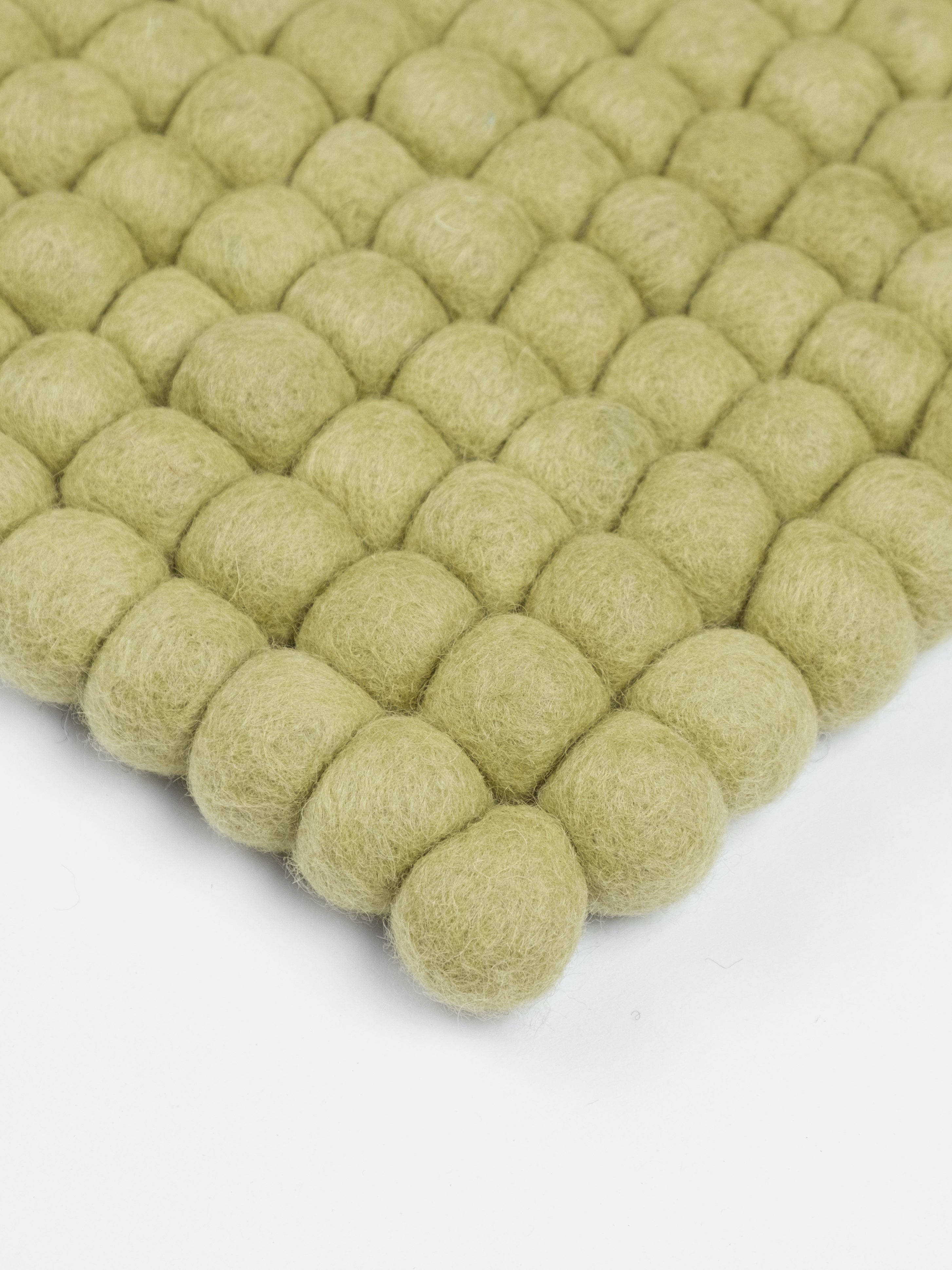 myfelt Pitt Filzkugelteppich Grün aus Schurwolle – Bild 9
