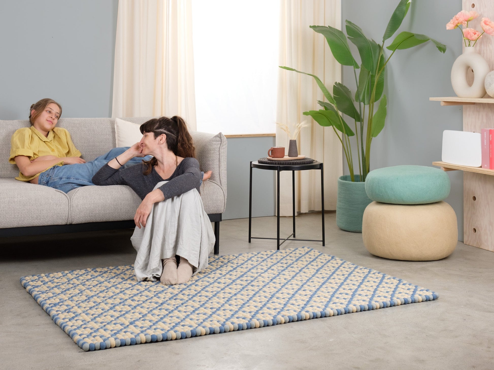 myfelt Inez Filzkugelteppich Blau, Beige aus Schurwolle – Bild 2