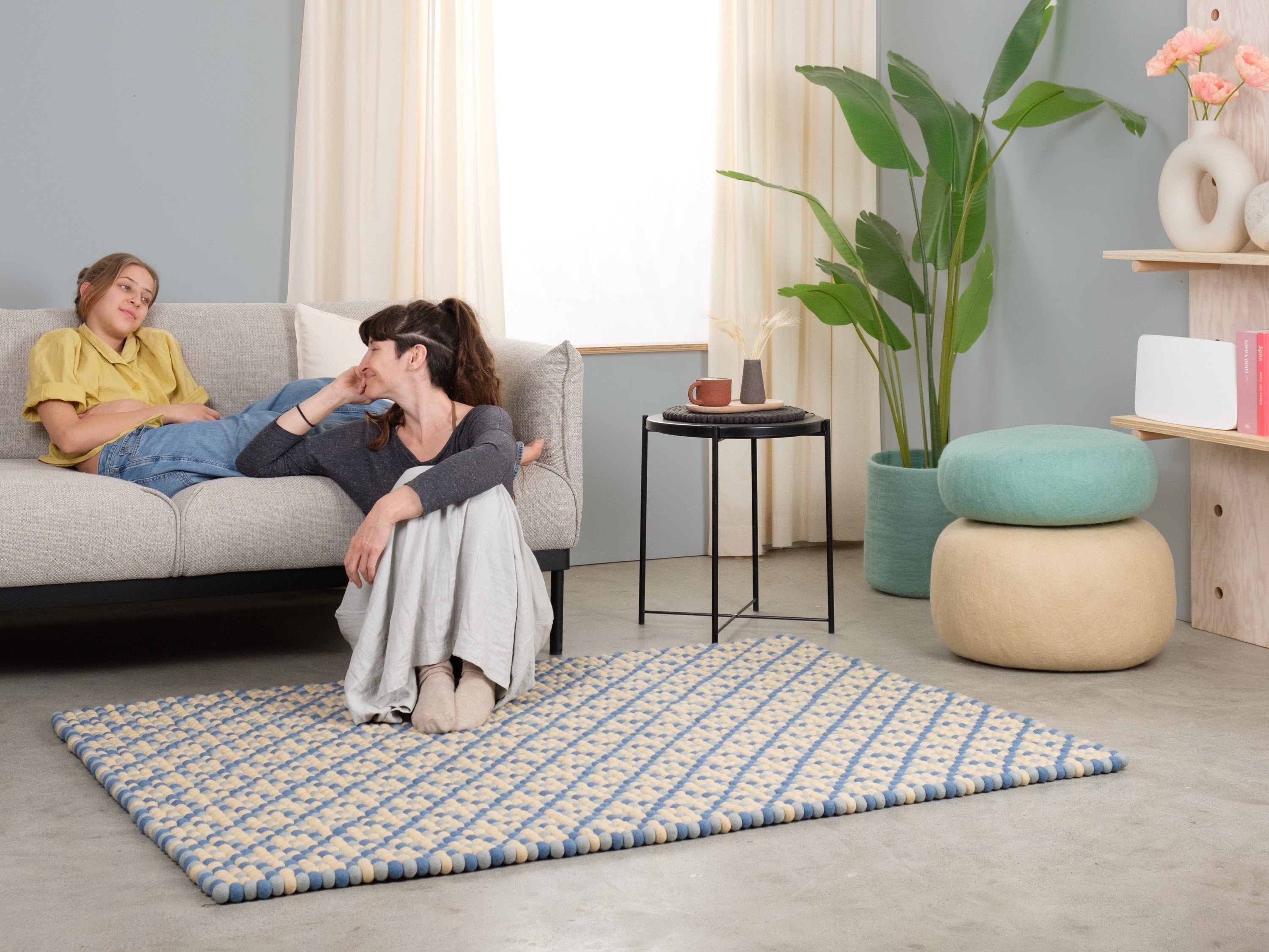 myfelt Inez Filzkugelteppich Blau, Beige aus Schurwolle – Bild 2