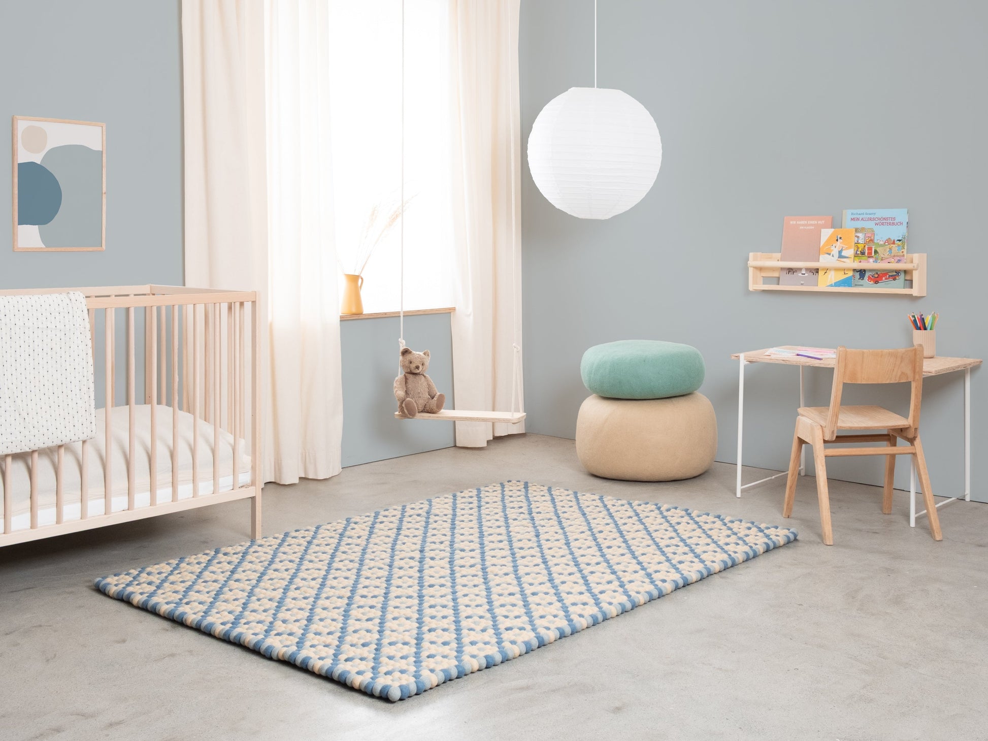 myfelt Inez Filzkugelteppich Blau, Beige aus Schurwolle – Bild 4