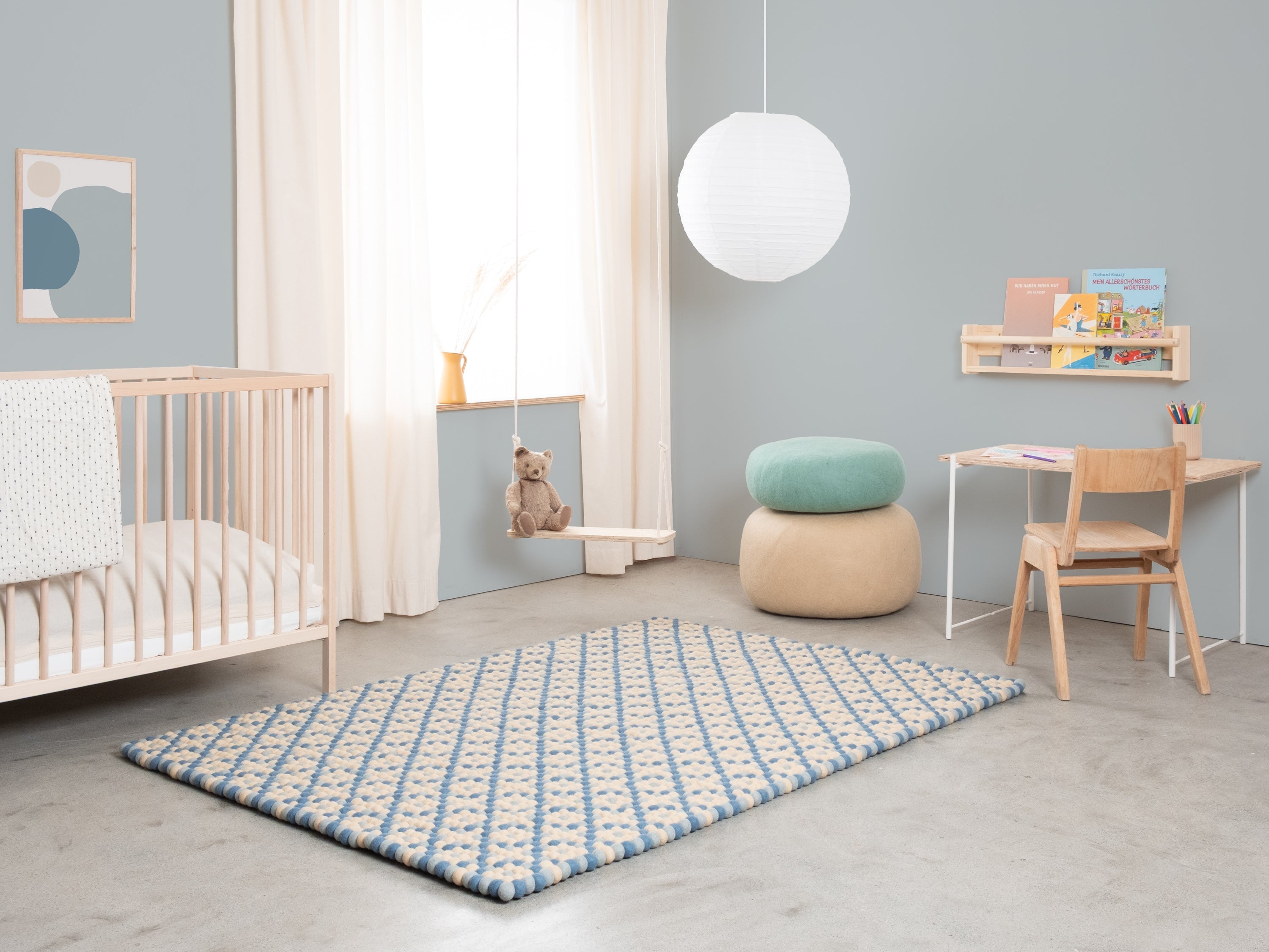 myfelt Inez Filzkugelteppich Blau, Beige aus Schurwolle – Bild 4