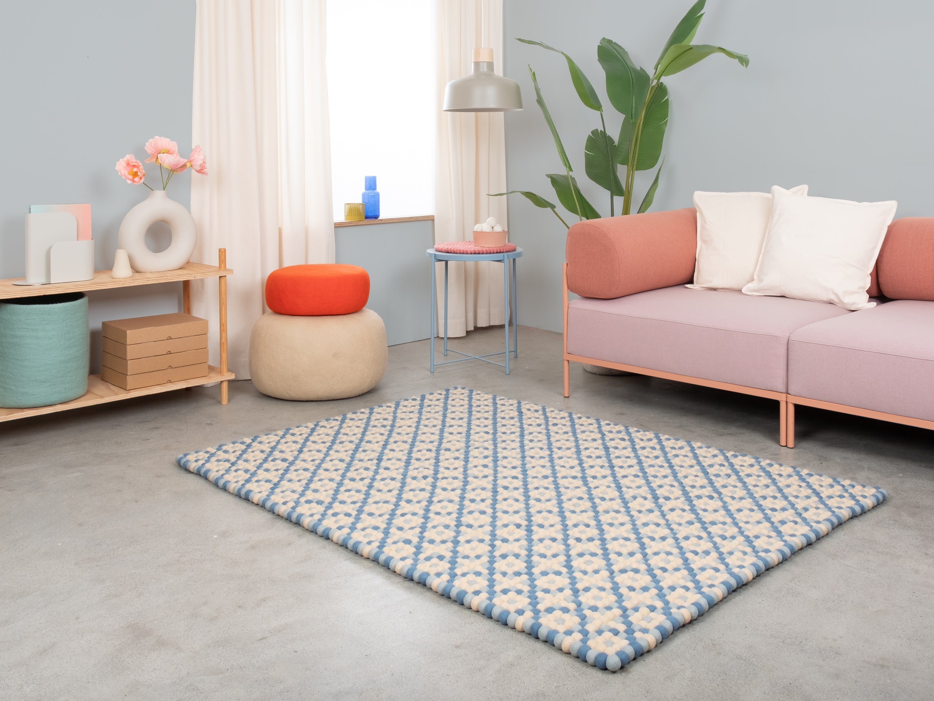 myfelt Inez Filzkugelteppich Blau, Beige aus Schurwolle – Bild 5