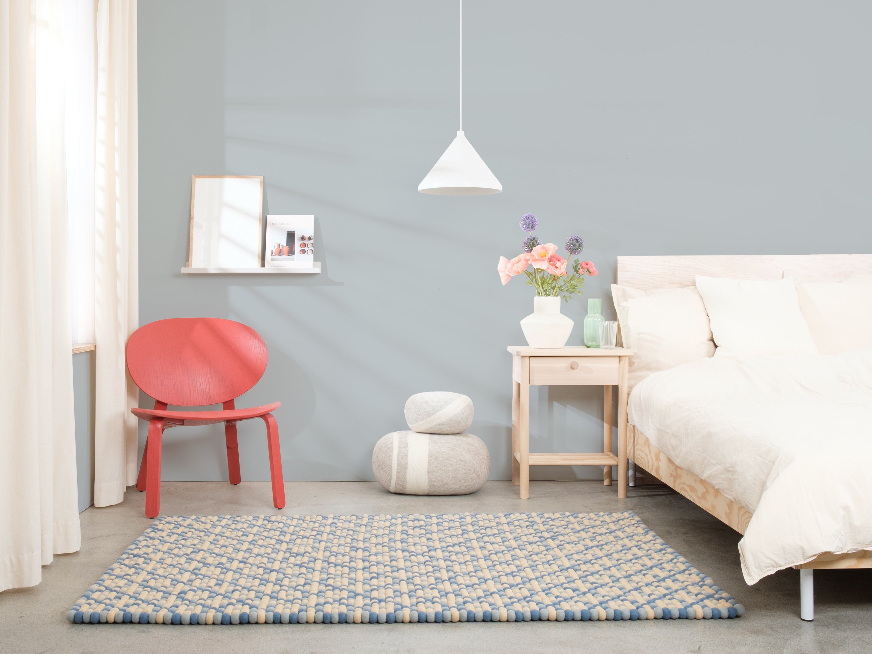 myfelt Inez Filzkugelteppich Blau, Beige aus Schurwolle – Bild 6
