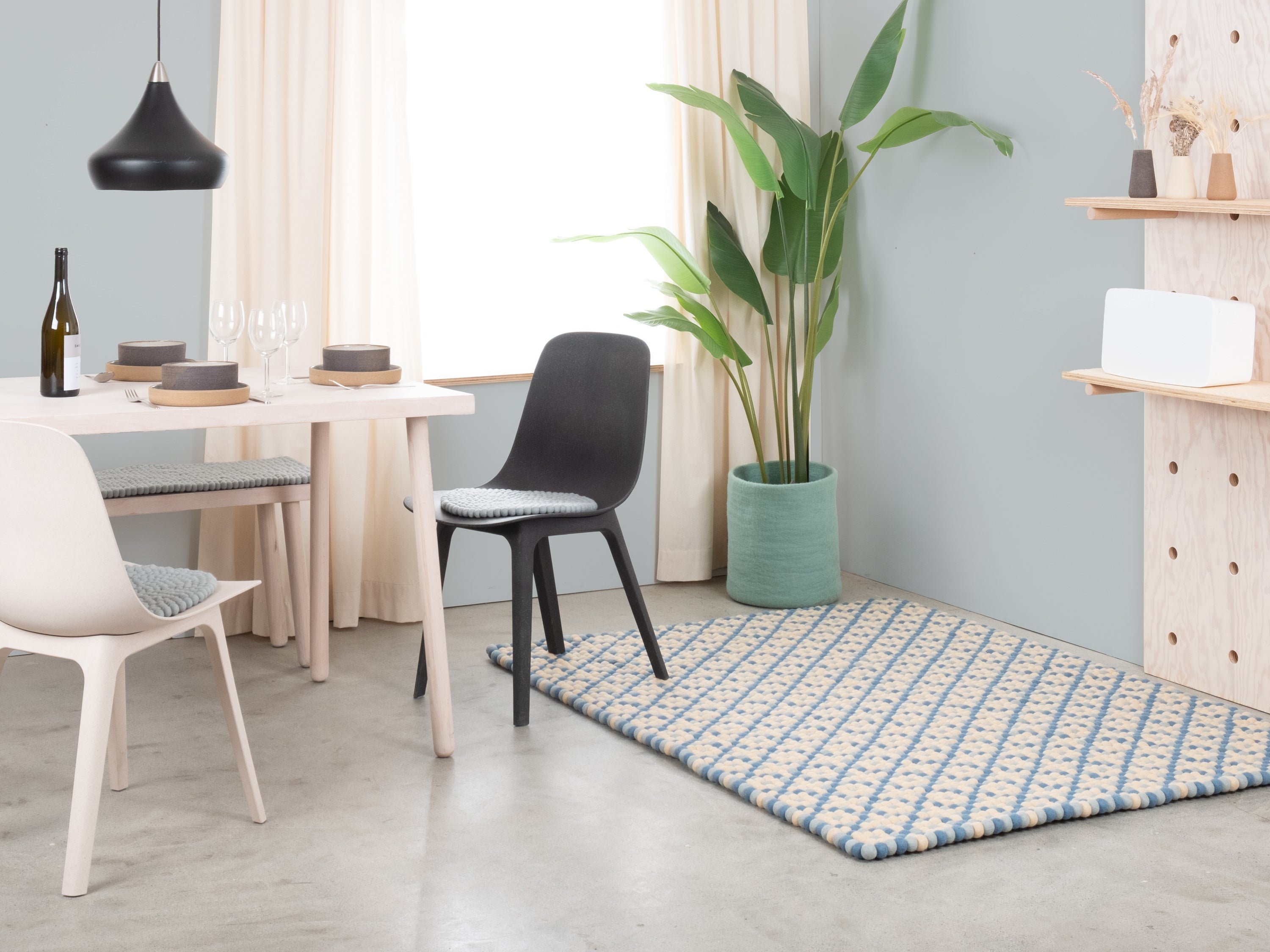myfelt Inez Filzkugelteppich Blau, Beige aus Schurwolle – Bild 3