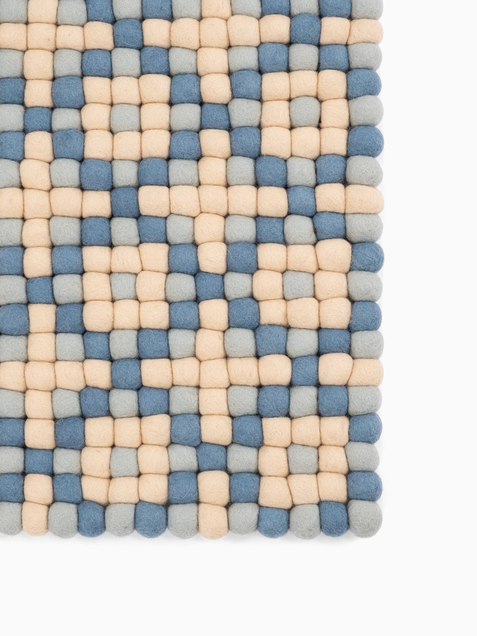 myfelt Inez Filzkugelteppich Blau, Beige aus Schurwolle – Bild 8