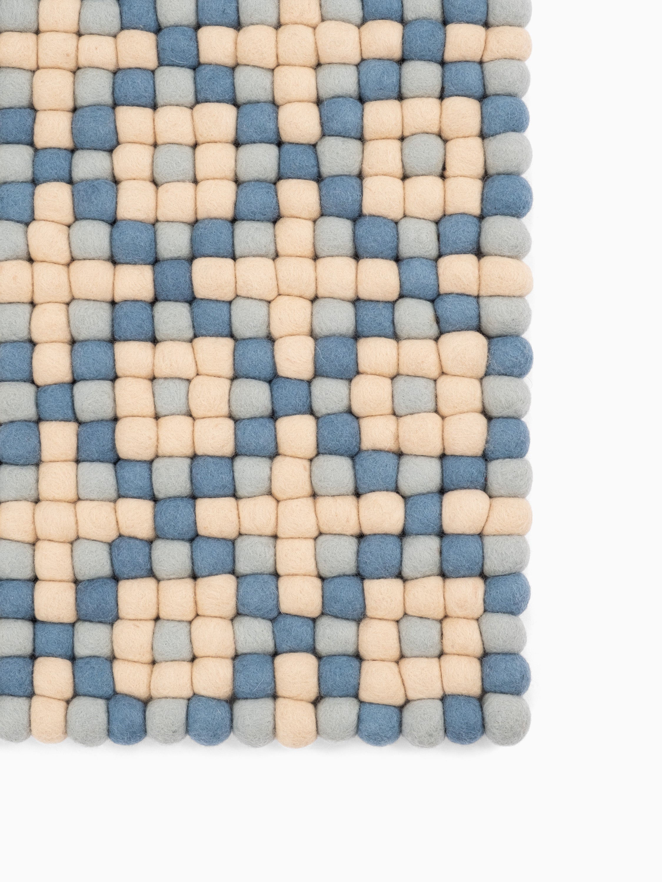 myfelt Inez Filzkugelteppich Blau, Beige aus Schurwolle – Bild 8
