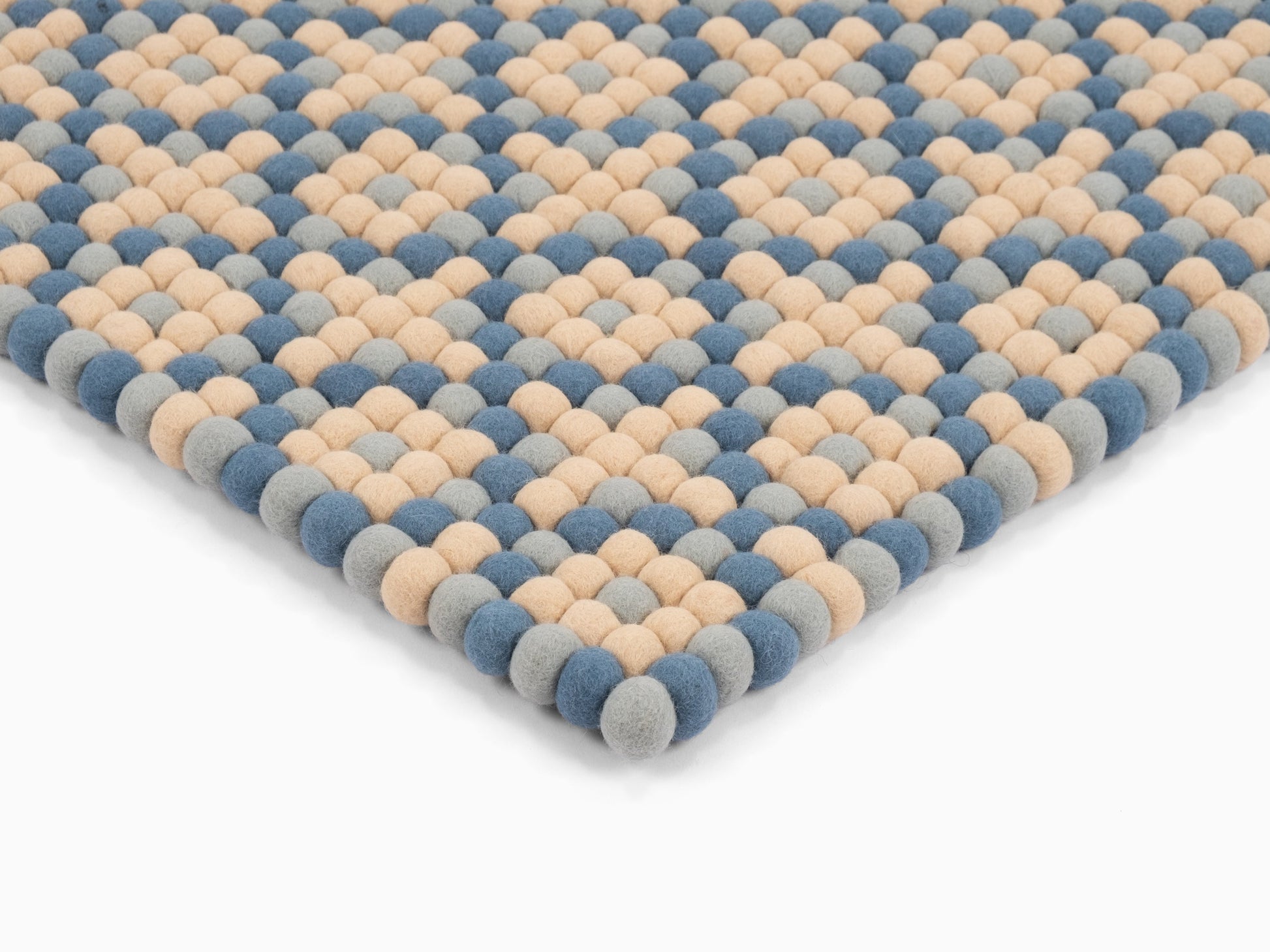 myfelt Inez Filzkugelteppich Blau, Beige aus Schurwolle – Bild 7