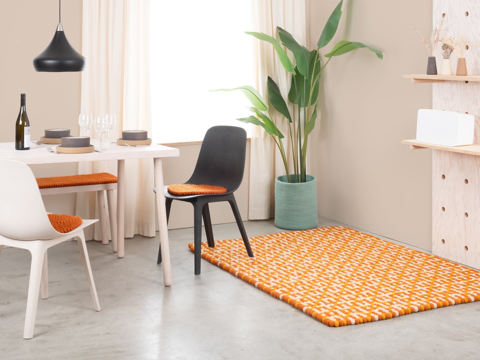 myfelt Lucia Filzkugelteppich Braun aus Schurwolle – Bild 4