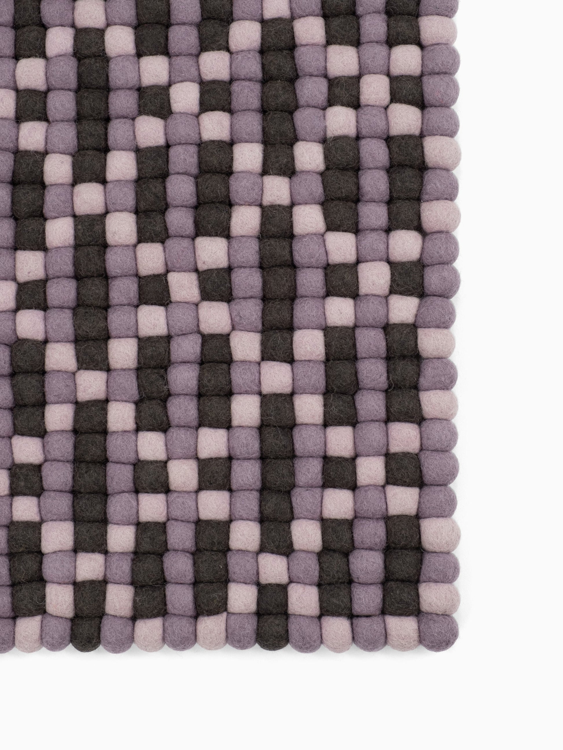 myfelt Maria Filzkugelteppich Grau, Lila, Schwarz aus Schurwolle – Bild 8