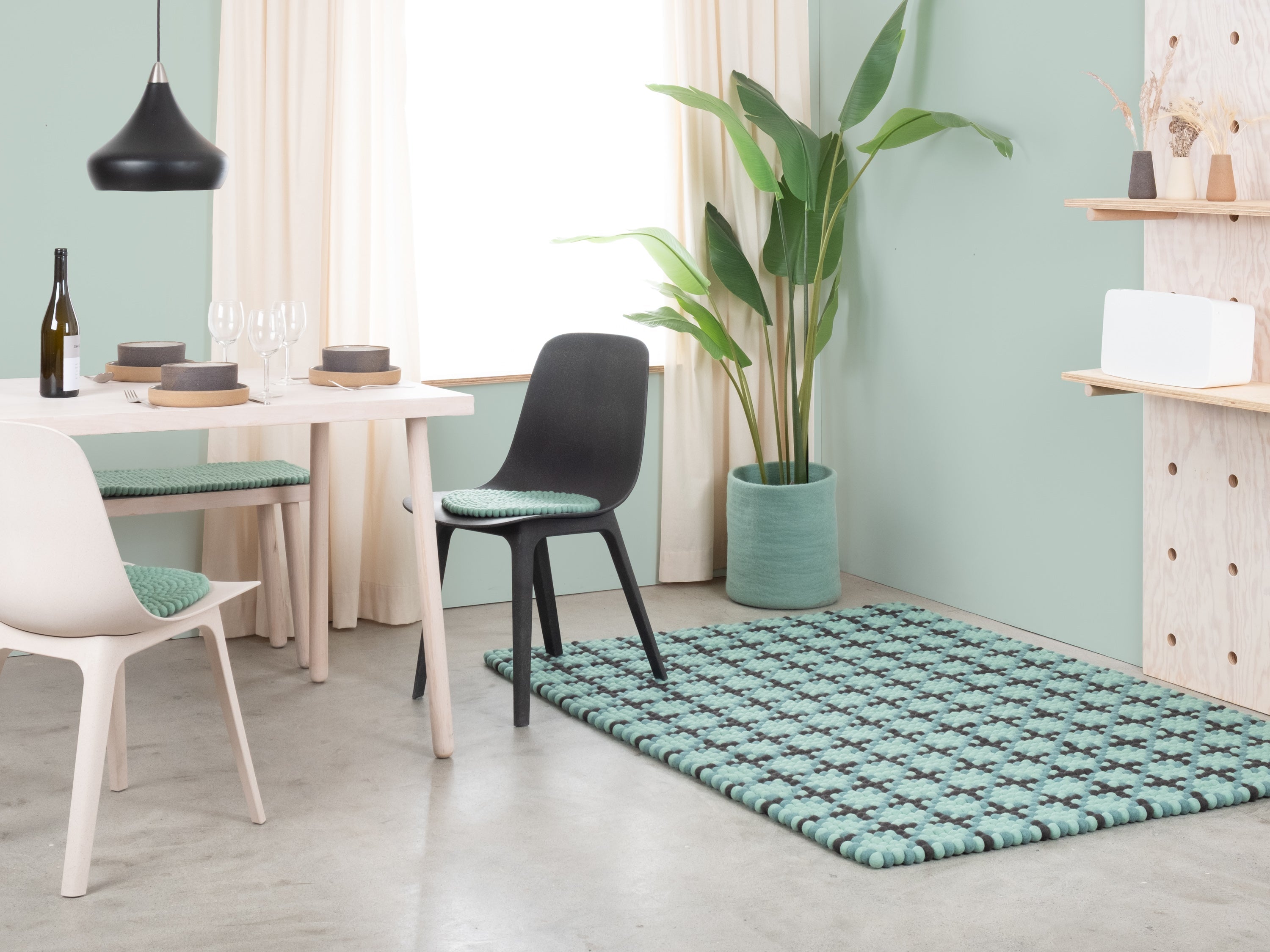 myfelt Sara Filzkugelteppich Grün, Schwarz aus Schurwolle – Bild 3