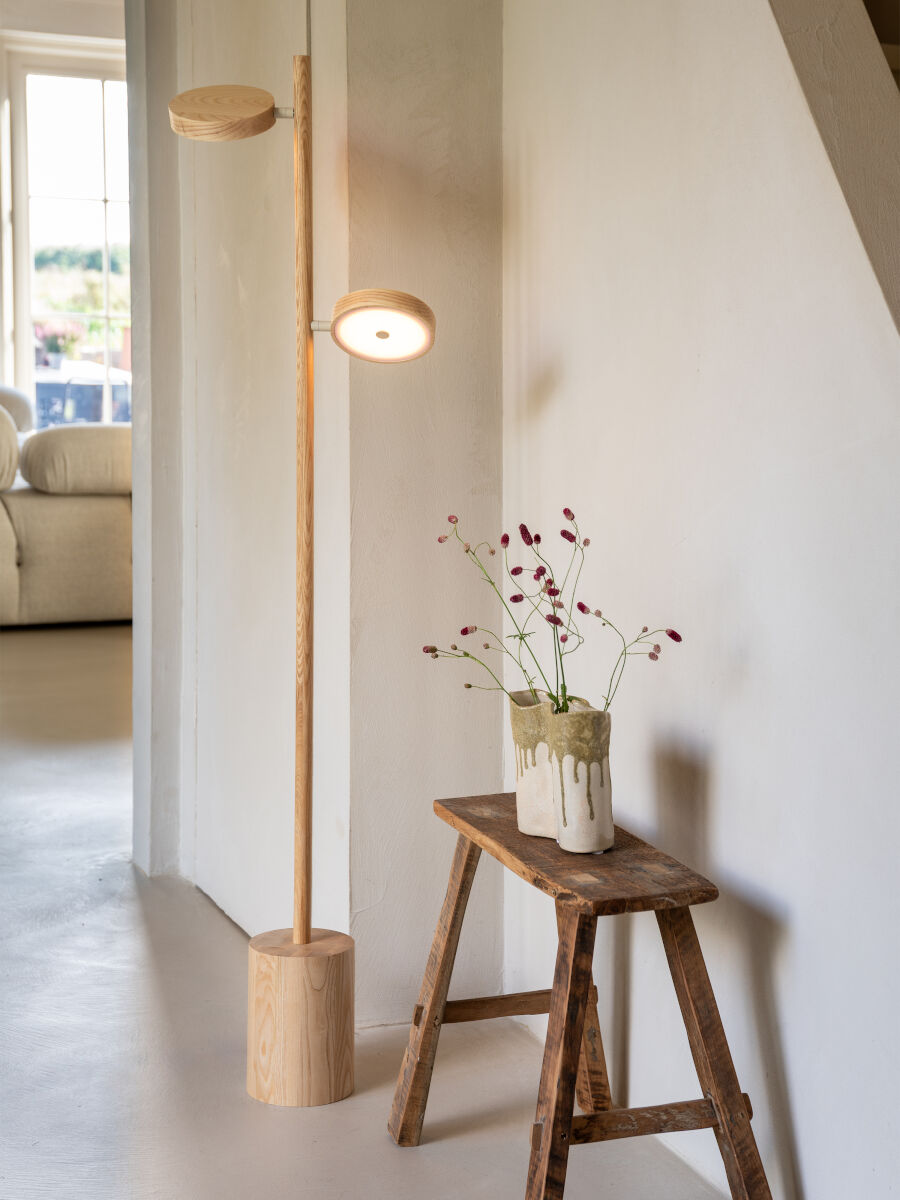 Stehlampe Okinawa Eschenholz LED 2 Schirme – GOOD&MOJO | Taiga