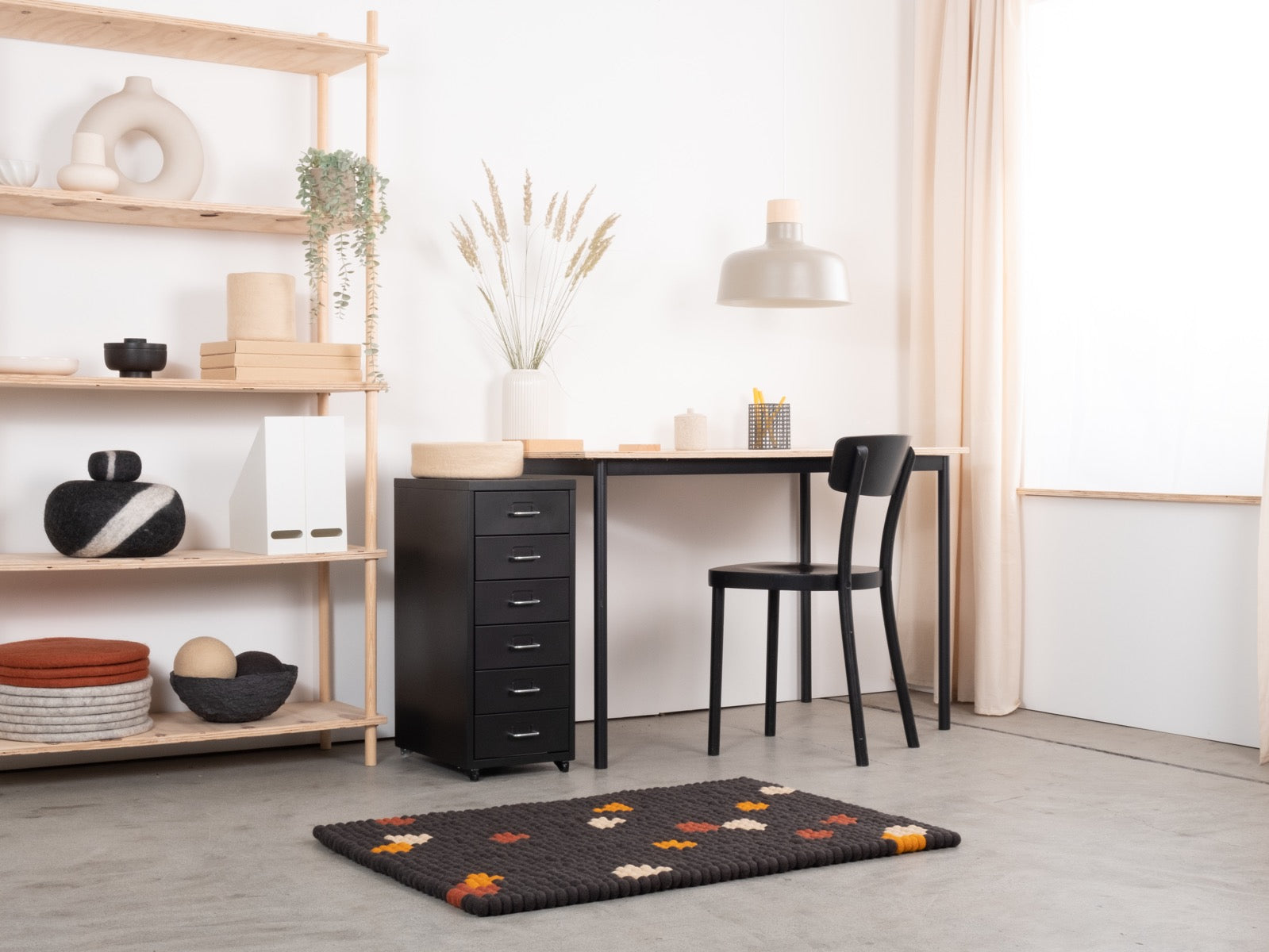 myfelt Terra Coal Filzkugelteppich Grau, Braun aus Schurwolle – Bild 5