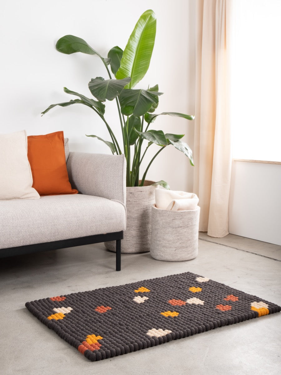 myfelt Terra Coal Filzkugelteppich Grau, Braun aus Schurwolle – Bild 2