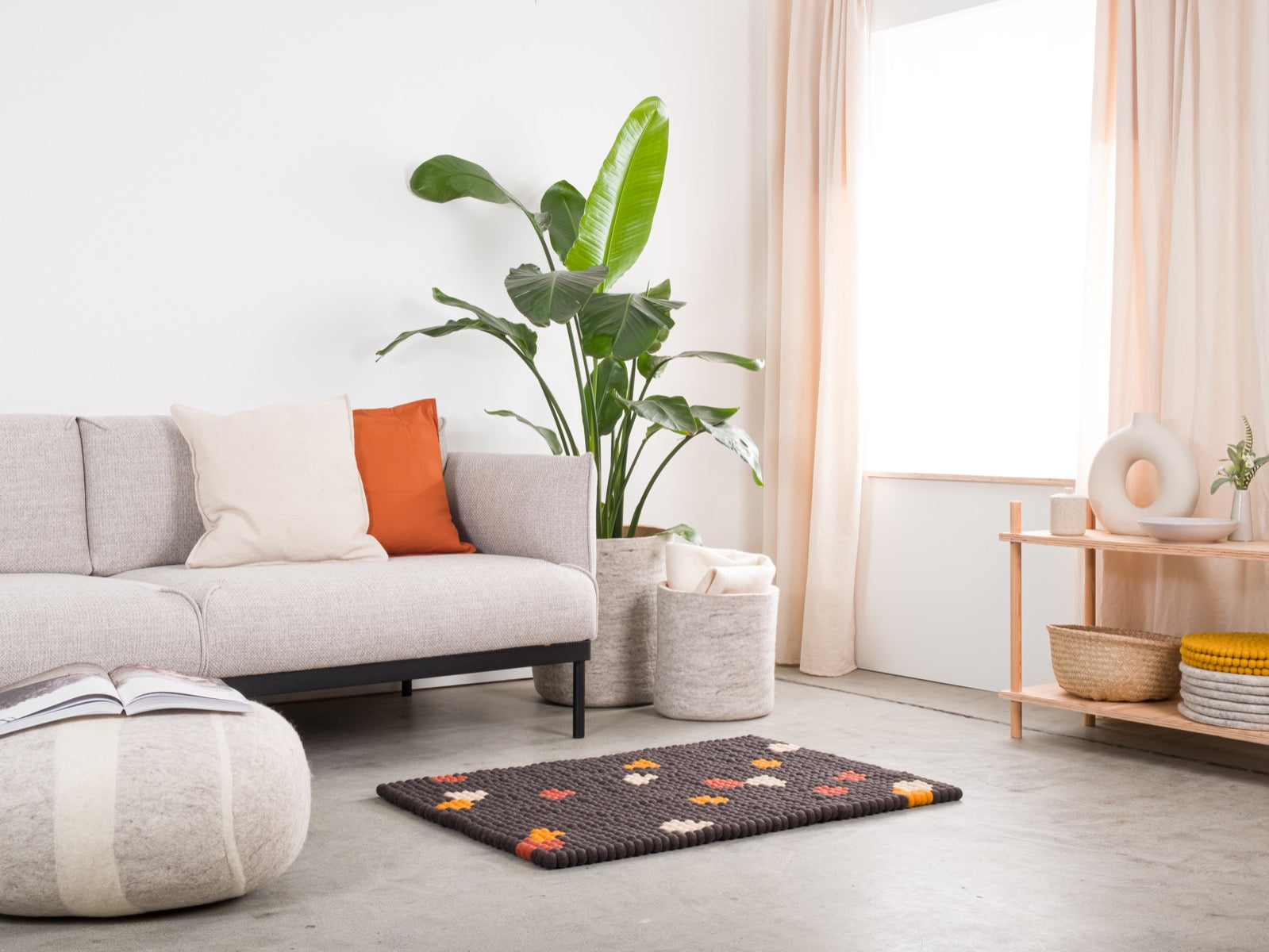 myfelt Terra Coal Filzkugelteppich Grau, Braun aus Schurwolle – Bild 7