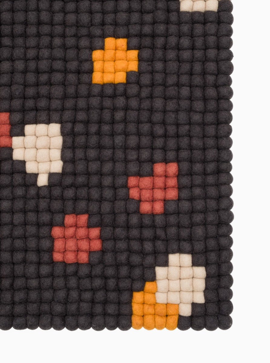 myfelt Terra Coal Filzkugelteppich Grau, Braun aus Schurwolle – Bild 3