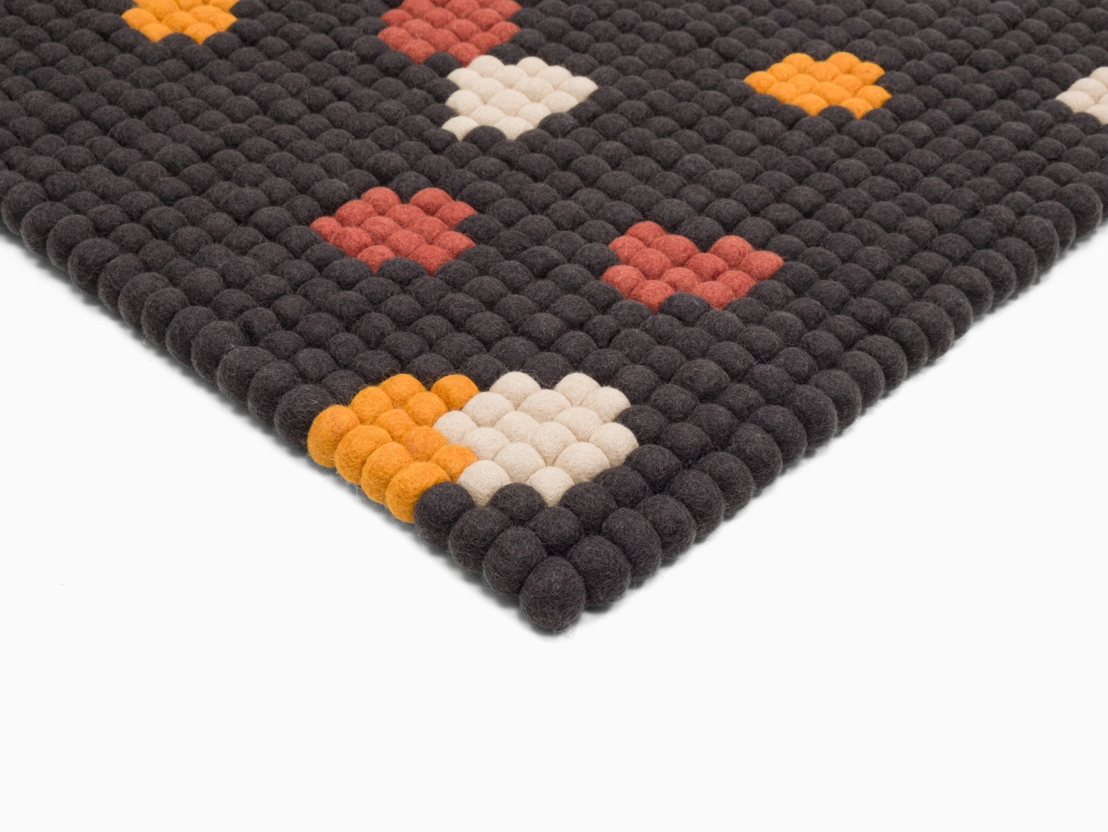 myfelt Terra Coal Filzkugelteppich Grau, Braun aus Schurwolle – Bild 4