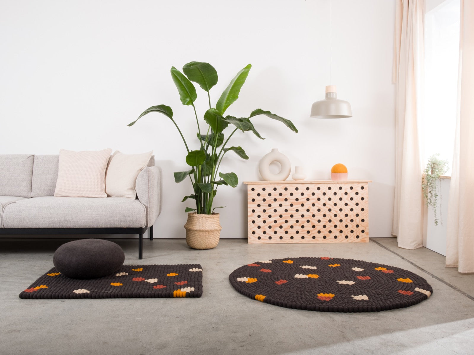 myfelt Terra Coal Filzkugelteppich Grau, Braun aus Schurwolle – Bild 8