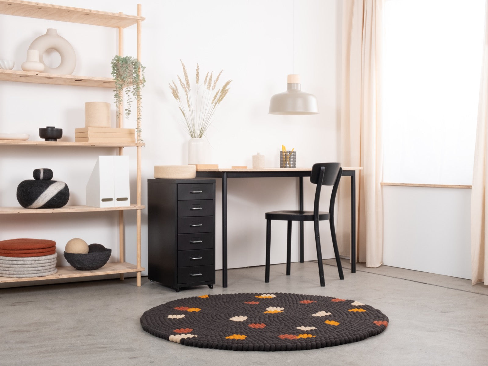 myfelt Terra Coal Filzkugelteppich Grau, Braun aus Schurwolle – Bild 5