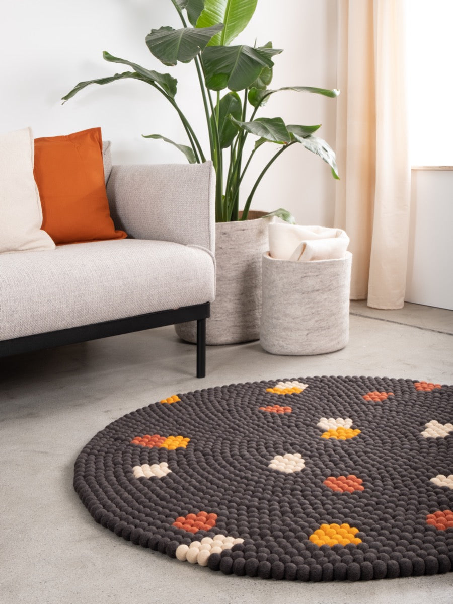 myfelt Terra Coal Filzkugelteppich Grau, Braun aus Schurwolle – Bild 2