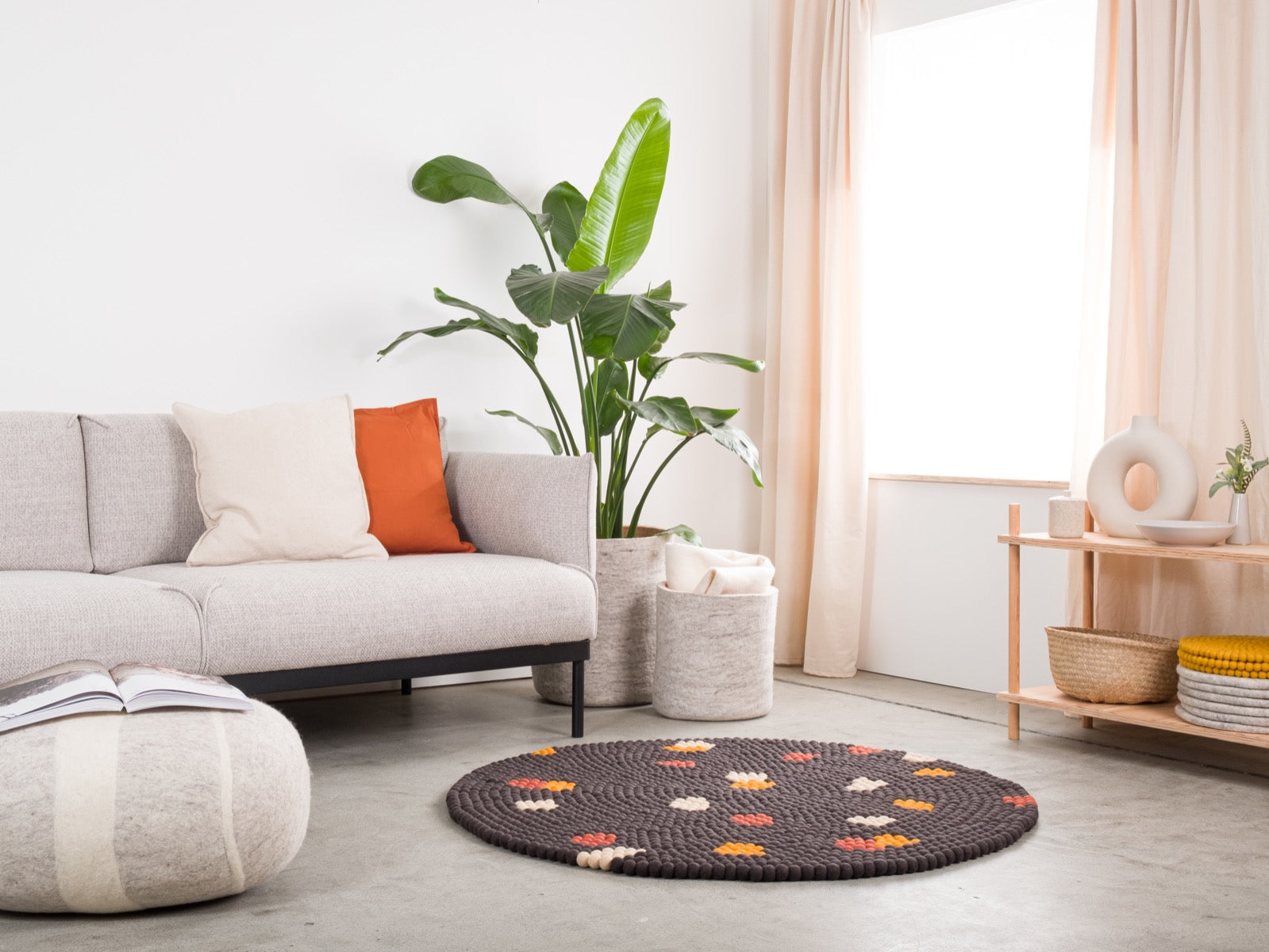 myfelt Terra Coal Filzkugelteppich Grau, Braun aus Schurwolle – Bild 7