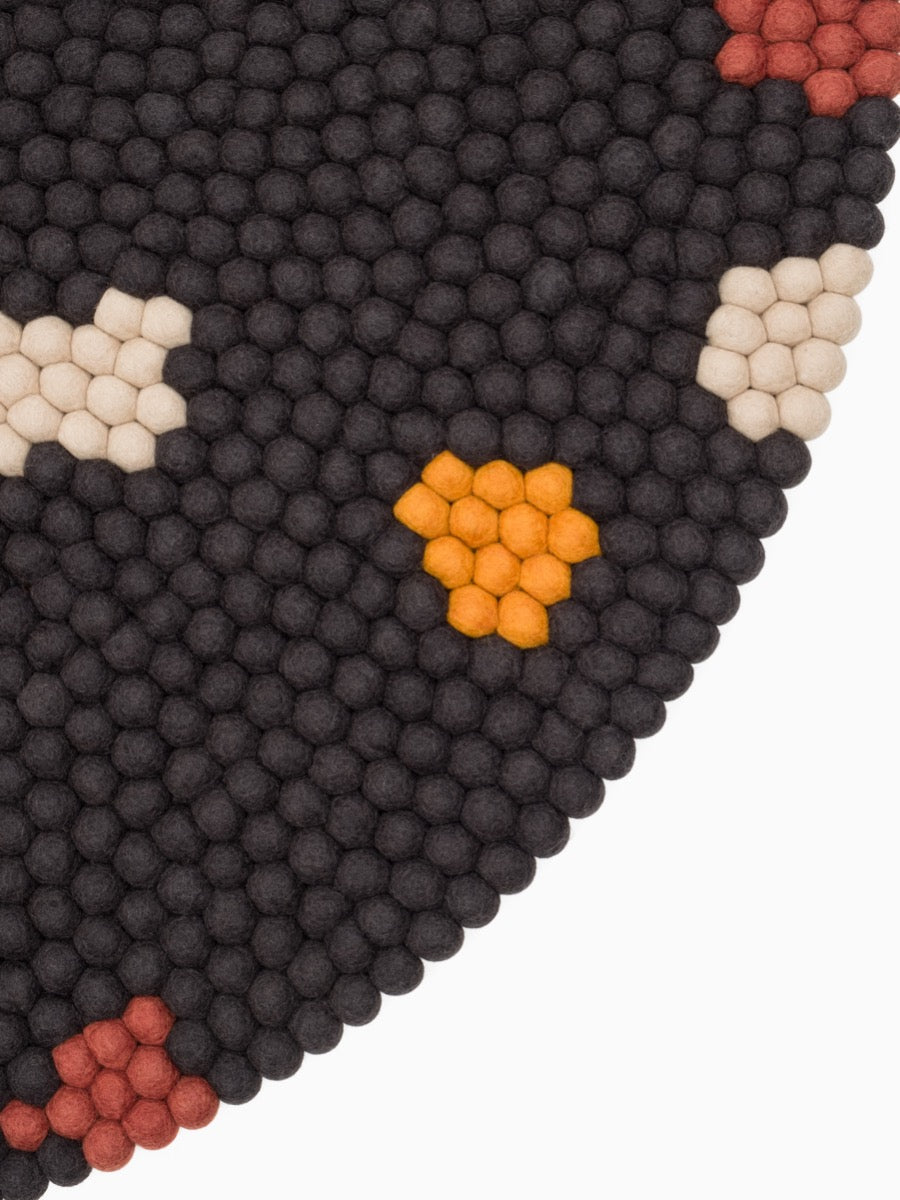 myfelt Terra Coal Filzkugelteppich Grau, Braun aus Schurwolle – Bild 3
