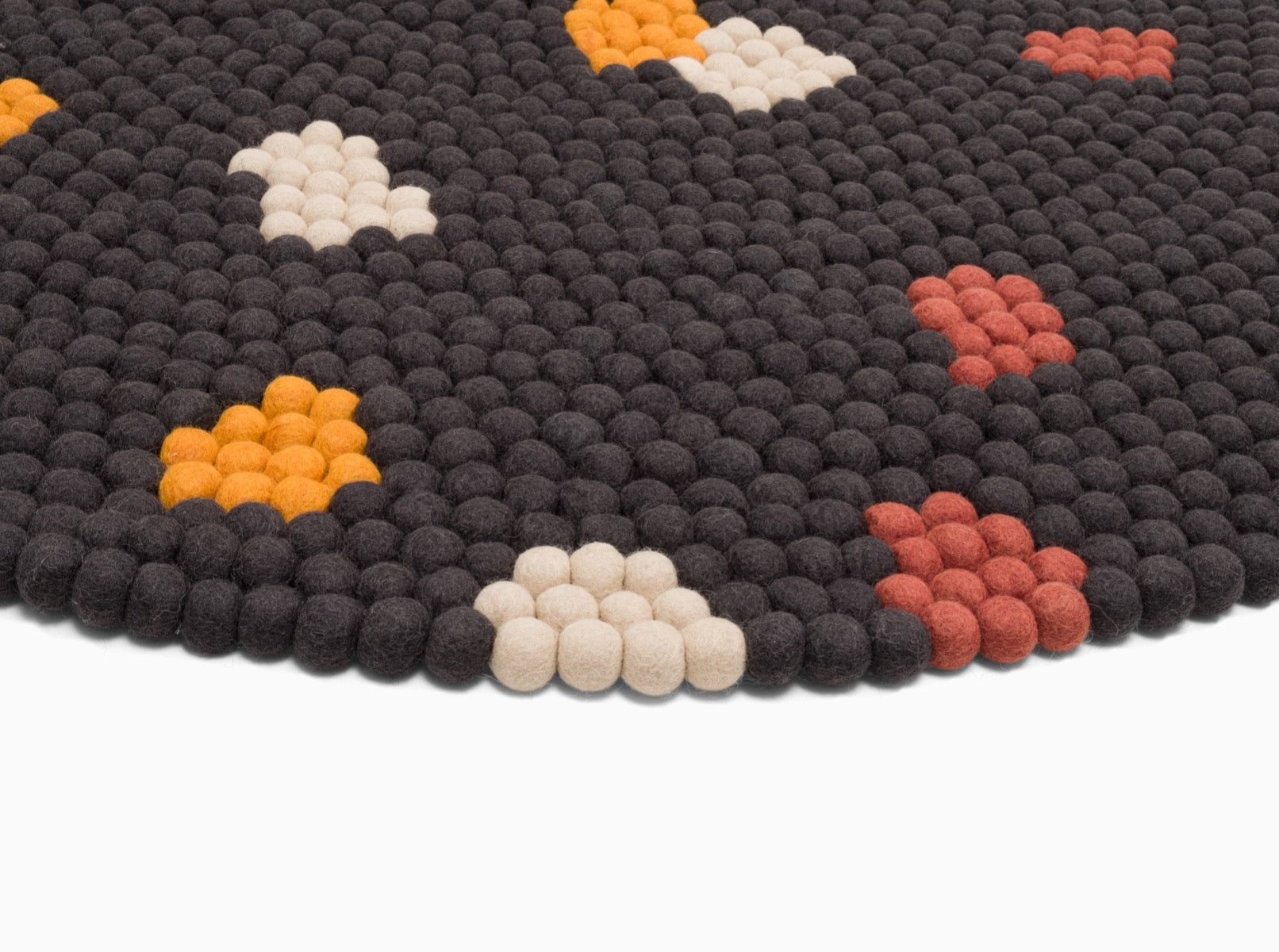 myfelt Terra Coal Filzkugelteppich Grau, Braun aus Schurwolle – Bild 4