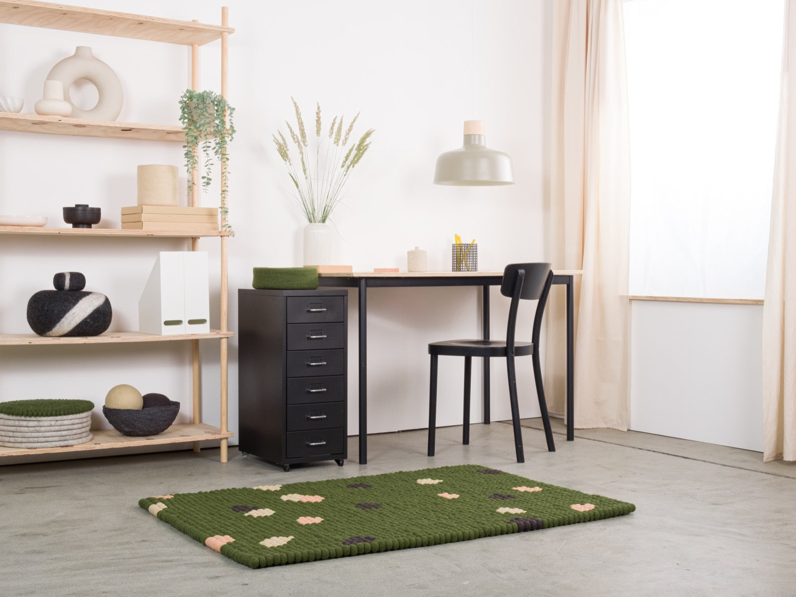 myfelt Terra Moss Filzkugelteppich Grün, Braun aus Schurwolle – Bild 5