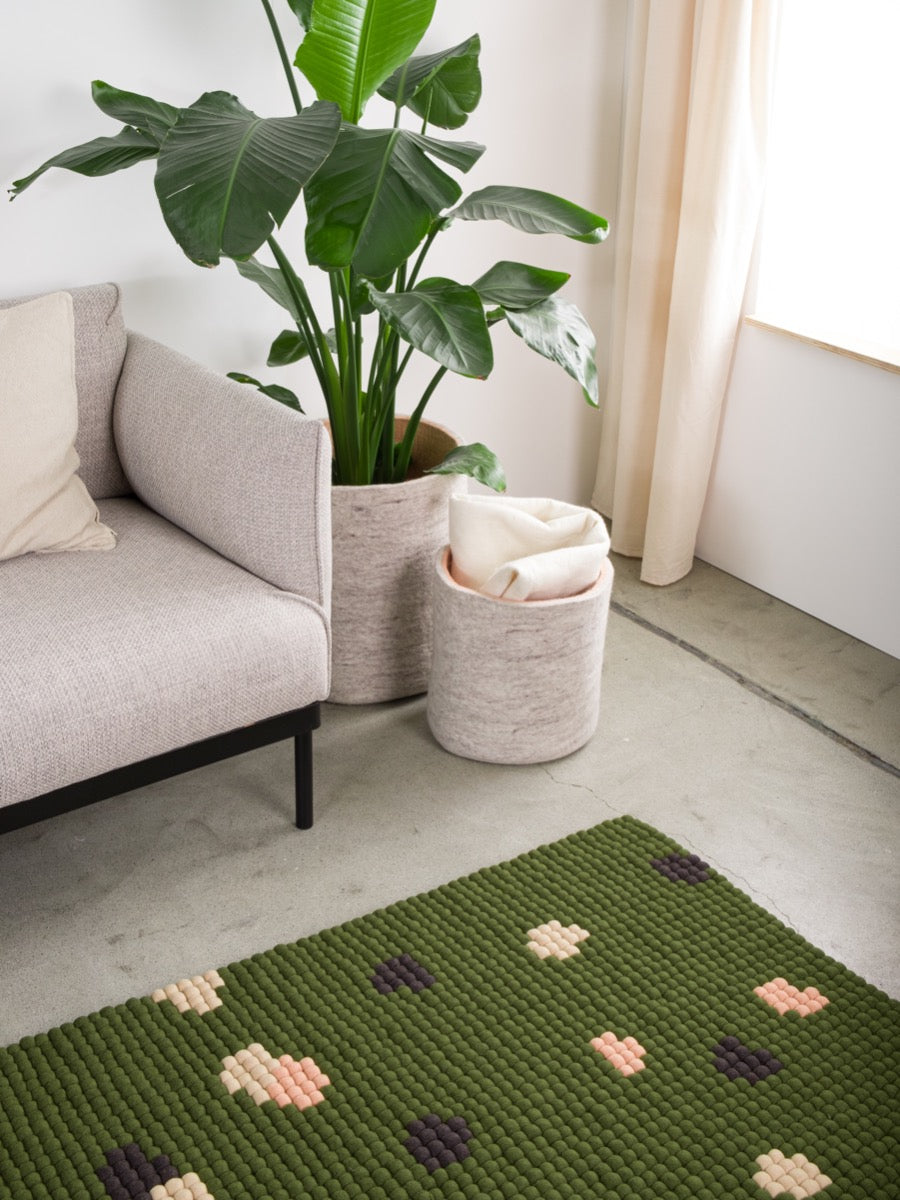 myfelt Terra Moss Filzkugelteppich Grün, Braun aus Schurwolle – Bild 7