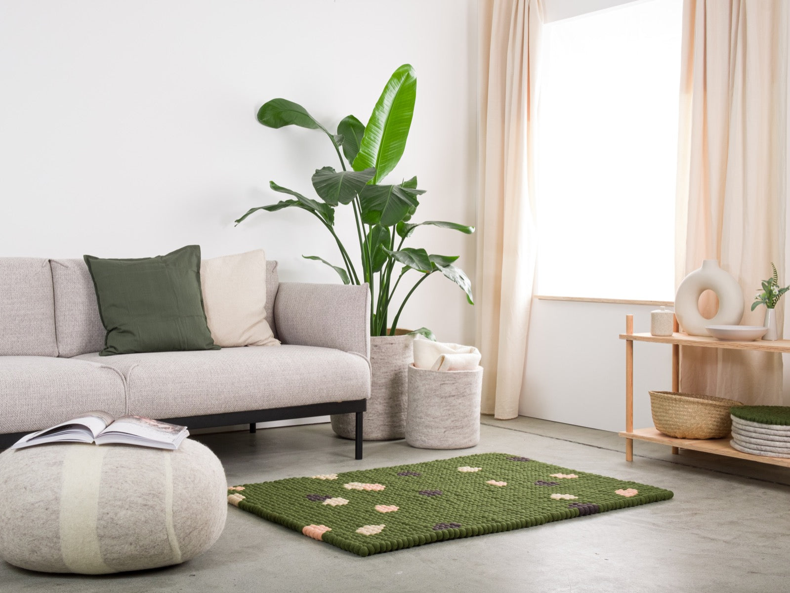 myfelt Terra Moss Filzkugelteppich Grün, Braun aus Schurwolle – Bild 2