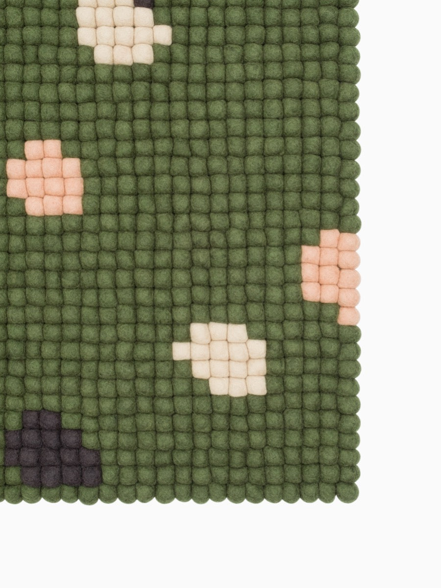 myfelt Terra Moss Filzkugelteppich Grün, Braun aus Schurwolle – Bild 3