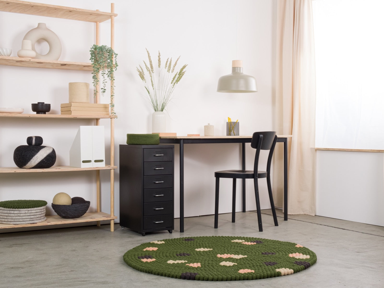 myfelt Terra Moss Filzkugelteppich Grün, Braun aus Schurwolle – Bild 5