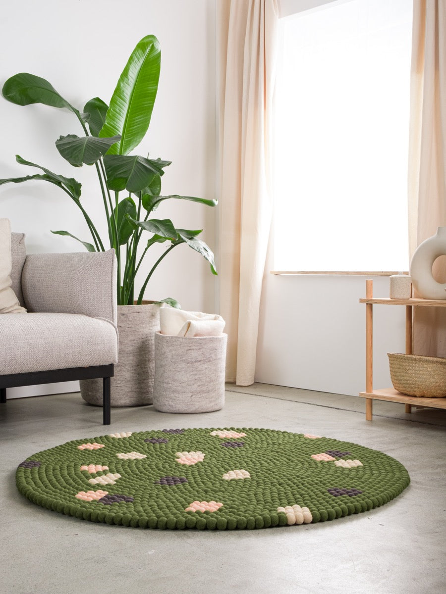 myfelt Terra Moss Filzkugelteppich Grün, Braun aus Schurwolle – Bild 2