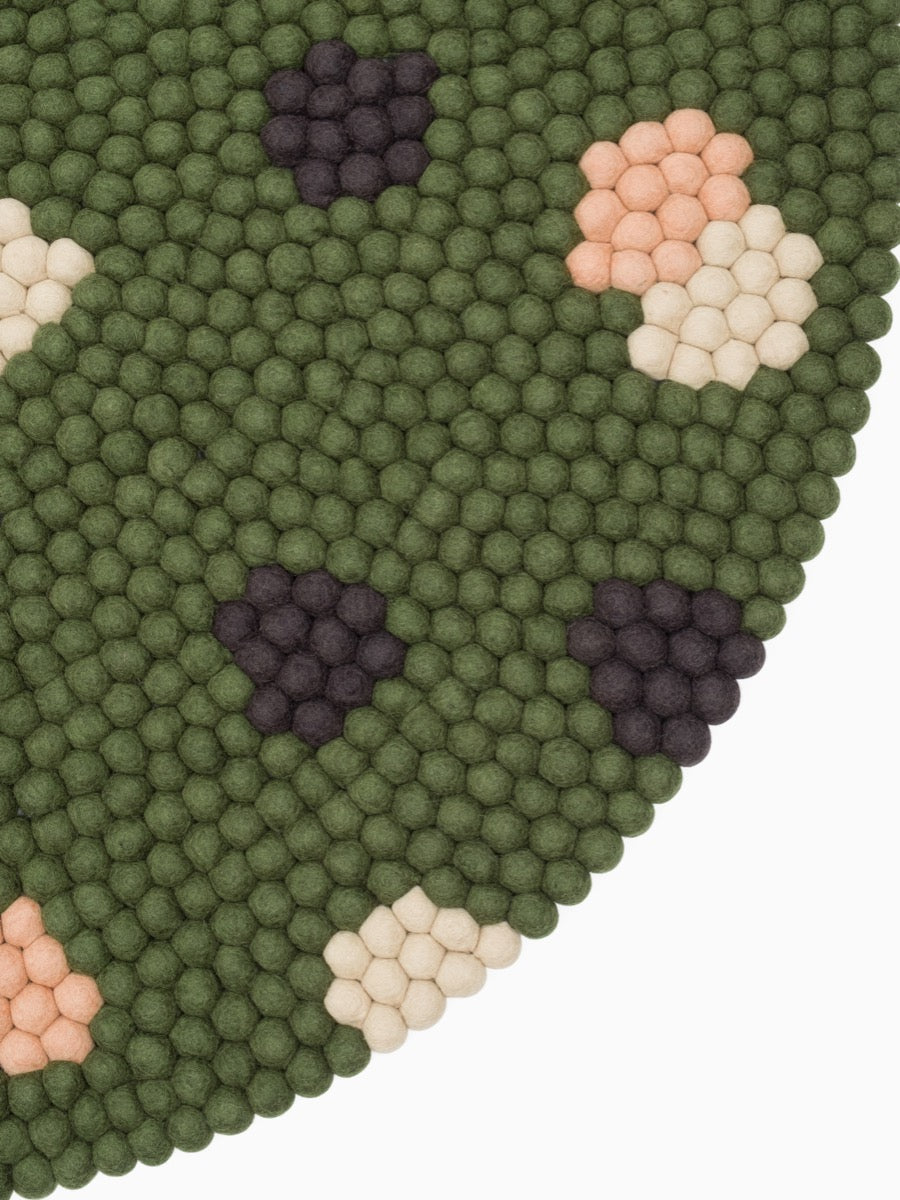 myfelt Terra Moss Filzkugelteppich Grün, Braun aus Schurwolle – Bild 3