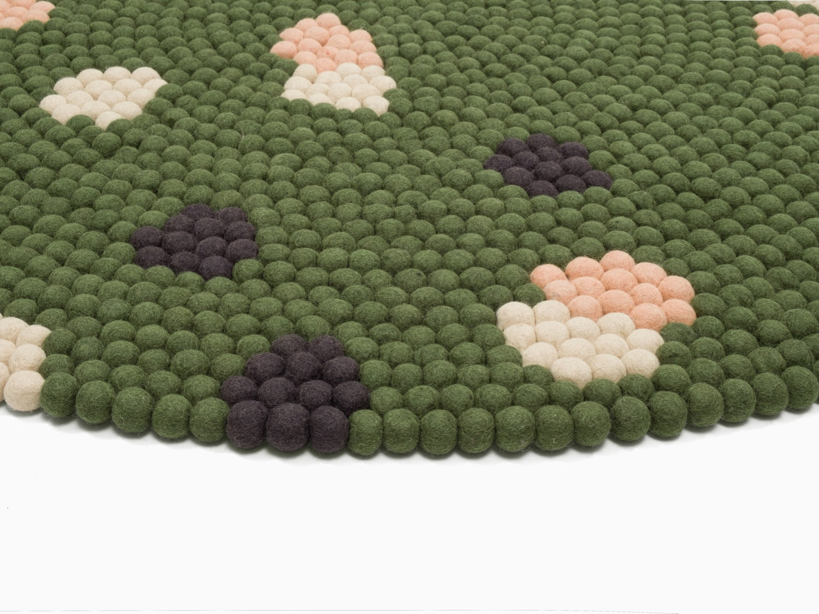 myfelt Terra Moss Filzkugelteppich Grün, Braun aus Schurwolle – Bild 4