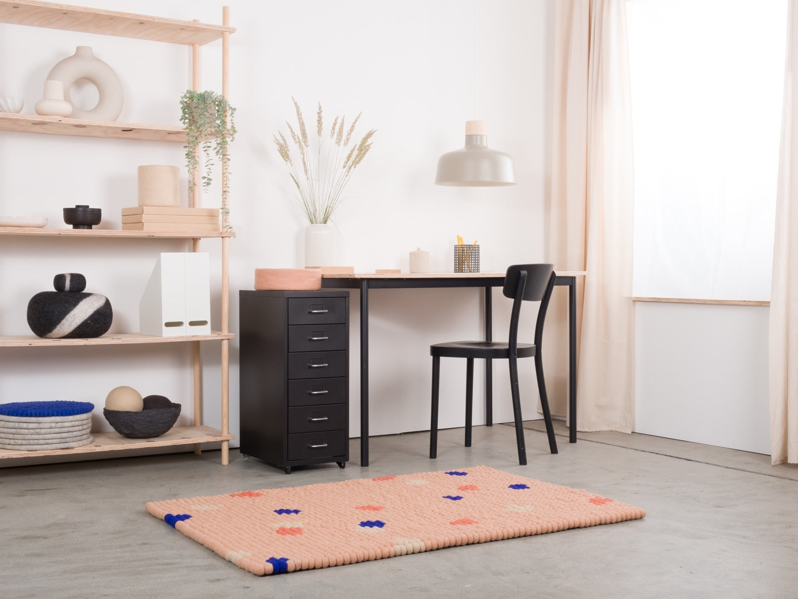 myfelt Terra Rose Filzkugelteppich Braun, Rosa aus Schurwolle – Bild 5