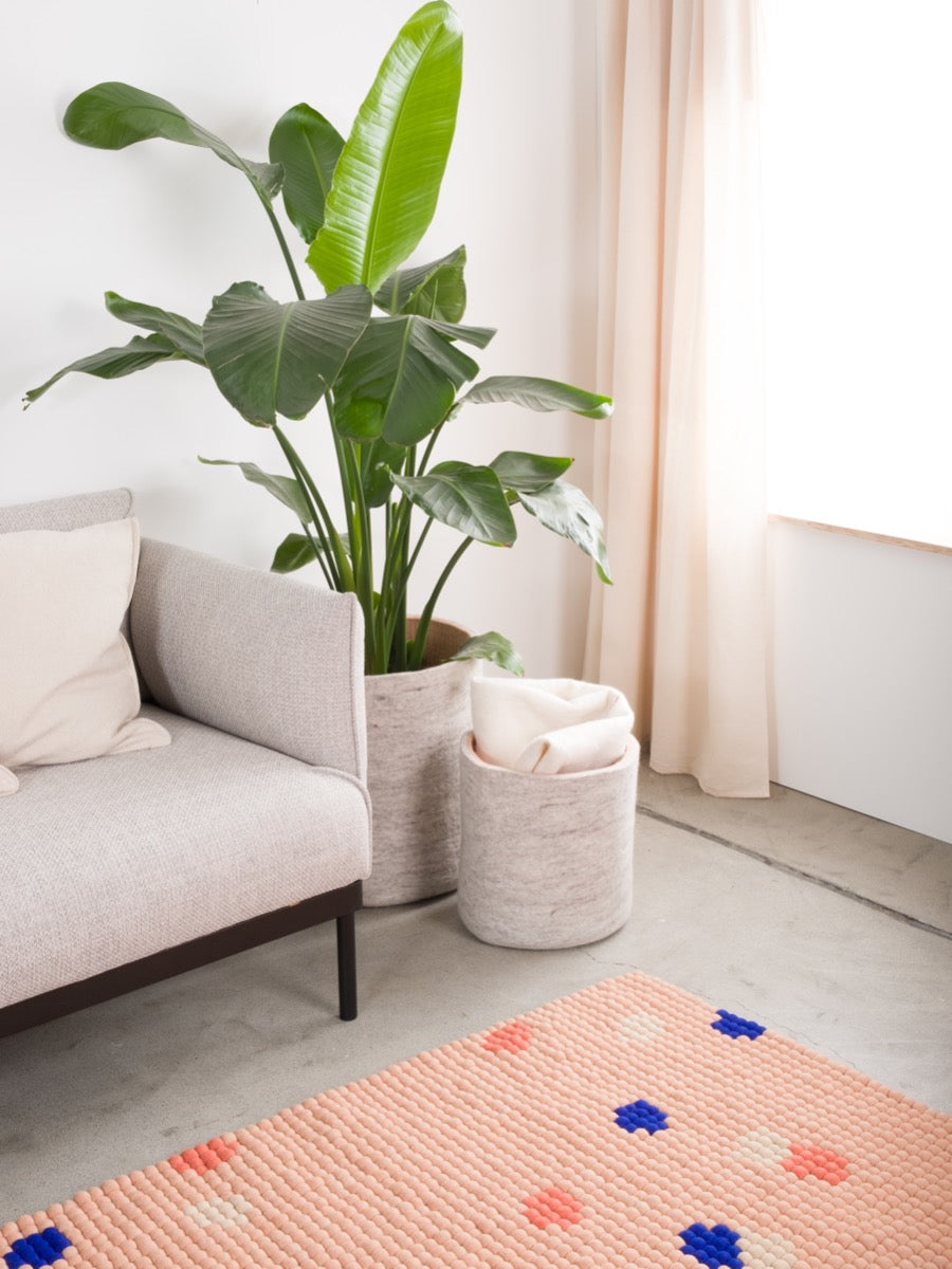 myfelt Terra Rose Filzkugelteppich Braun, Rosa aus Schurwolle – Bild 2
