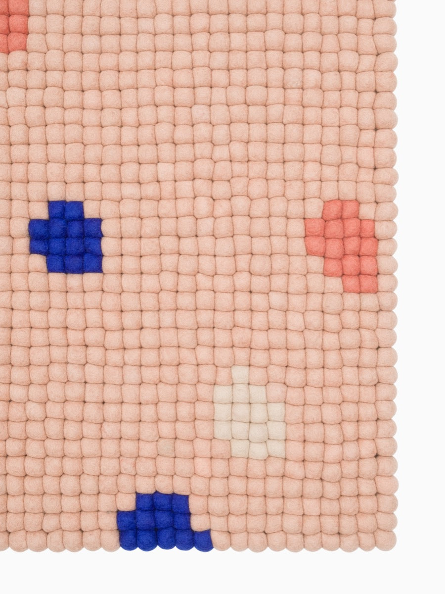 myfelt Terra Rose Filzkugelteppich Braun, Rosa aus Schurwolle – Bild 3