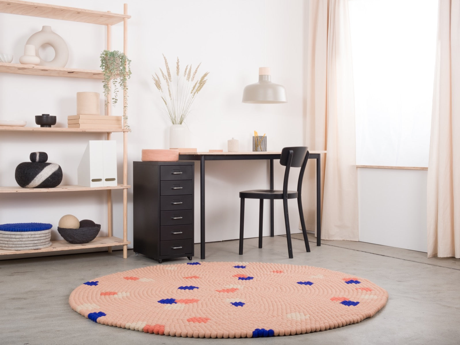 myfelt Terra Rose Filzkugelteppich Braun, Rosa aus Schurwolle – Bild 5