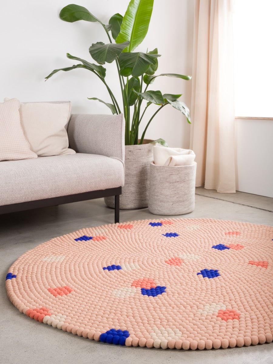 myfelt Terra Rose Filzkugelteppich Braun, Rosa aus Schurwolle – Bild 2