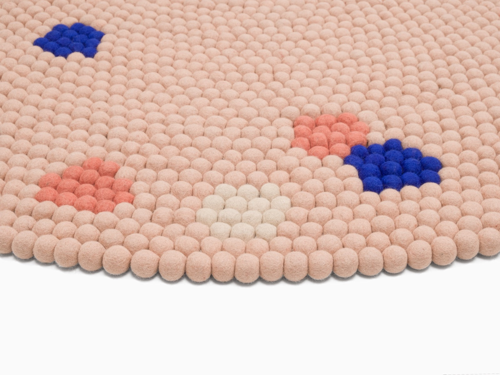 myfelt Terra Rose Filzkugelteppich Braun, Rosa aus Schurwolle – Bild 4