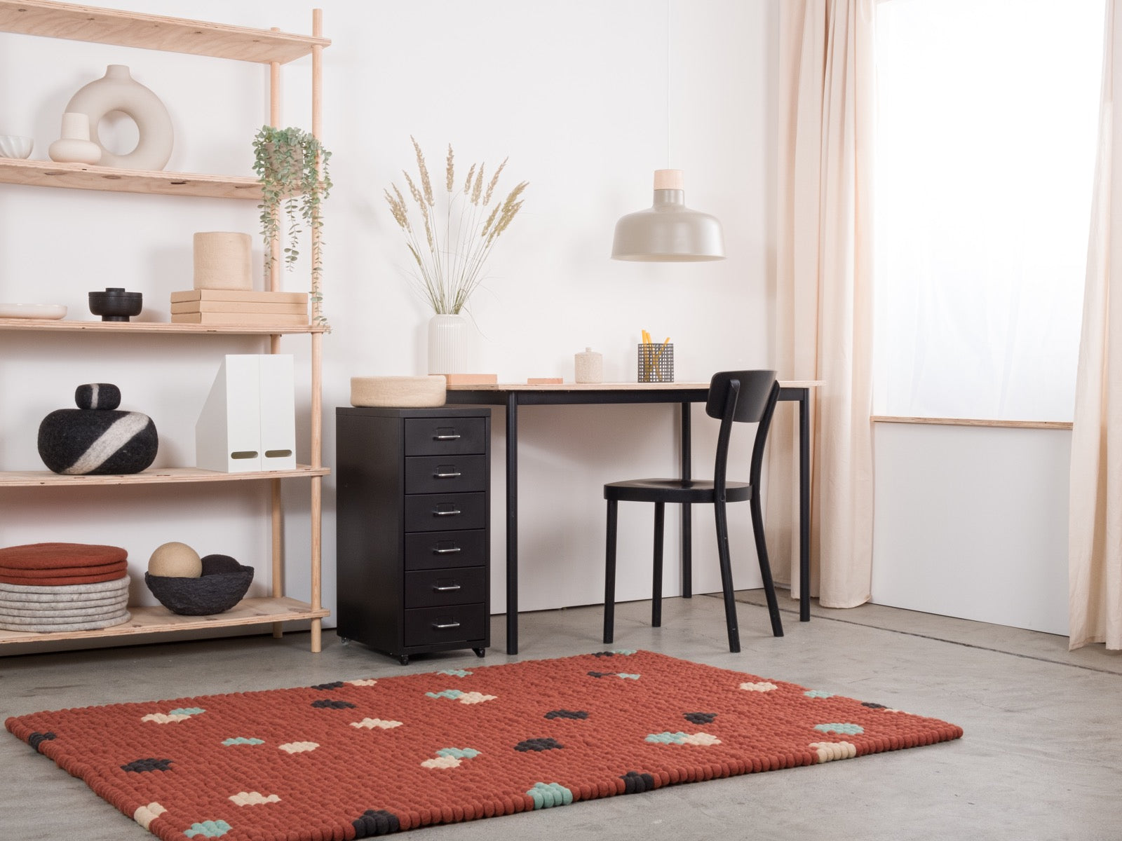 myfelt Terra Rust Filzkugelteppich Grau, Beige, Braun aus Schurwolle – Bild 6