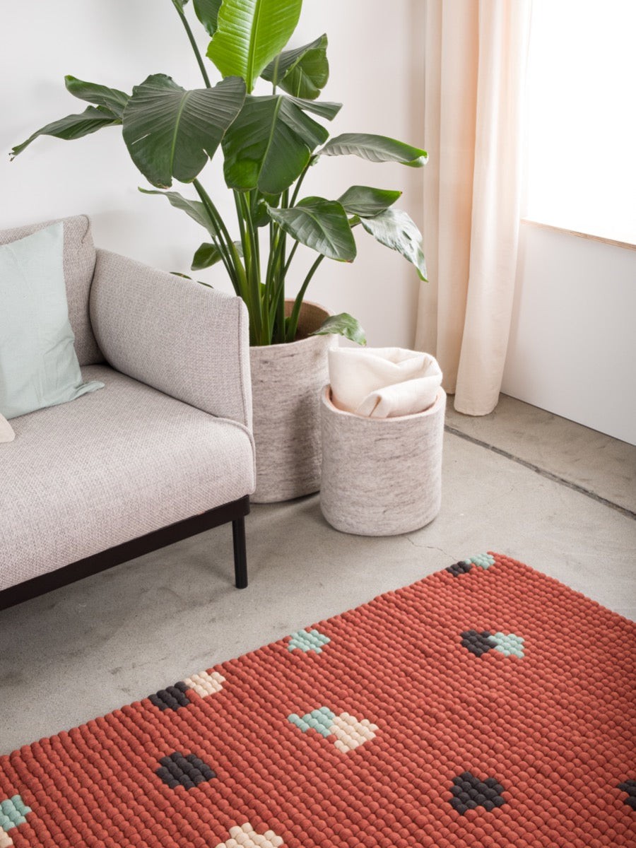myfelt Terra Rust Filzkugelteppich Grau, Beige, Braun aus Schurwolle – Bild 3